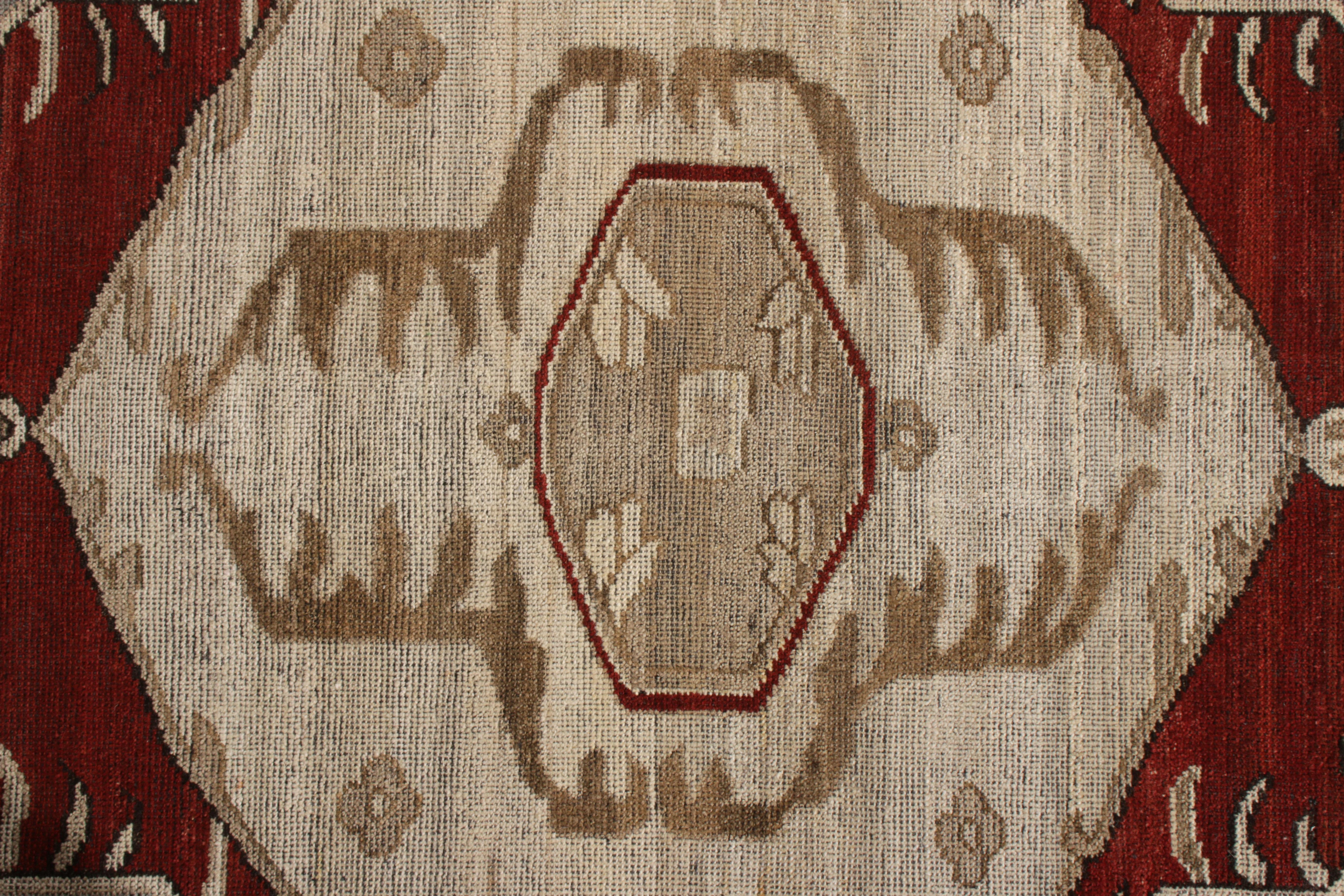 Rug & Kilim's Transitional Style Teppich mit blauem und rotem Medaillon-Muster (Indisch) im Angebot