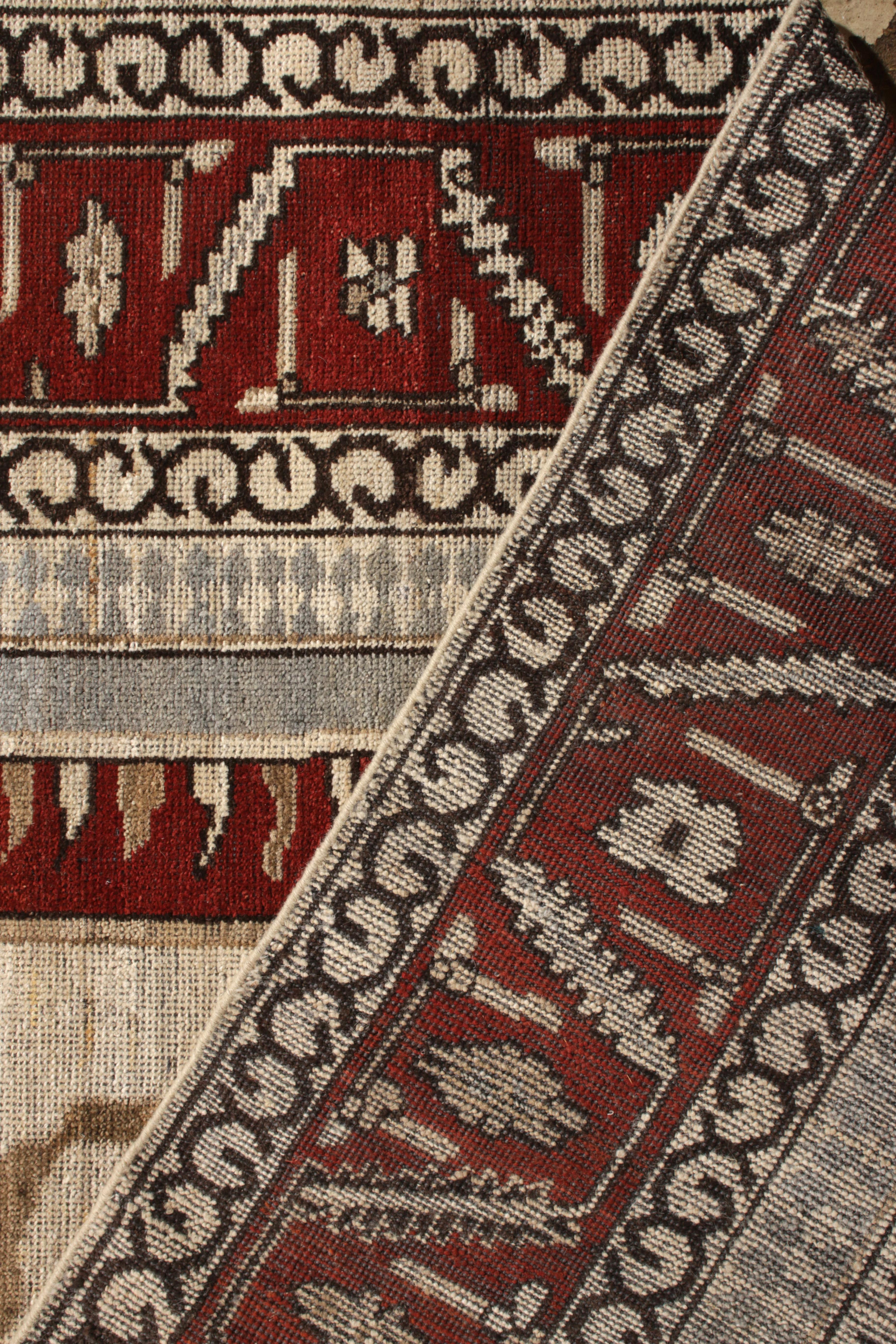Rug & Kilim's Transitional Style Teppich mit blauem und rotem Medaillon-Muster (Handgeknüpft) im Angebot