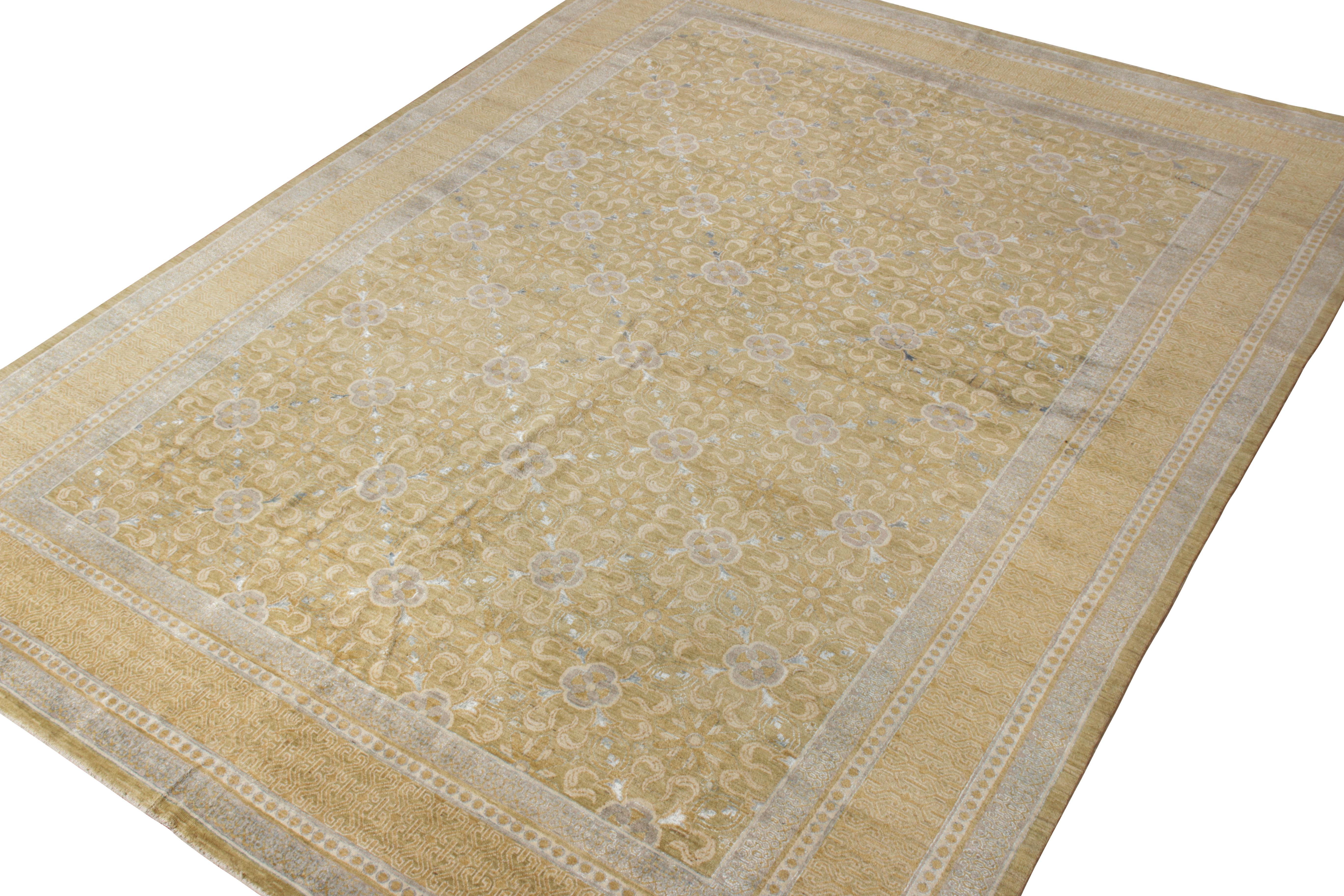 Rug & Kilim's Transitional Style Teppich in Blau, Beige-Braun mit Blumenmuster (Moderne) im Angebot
