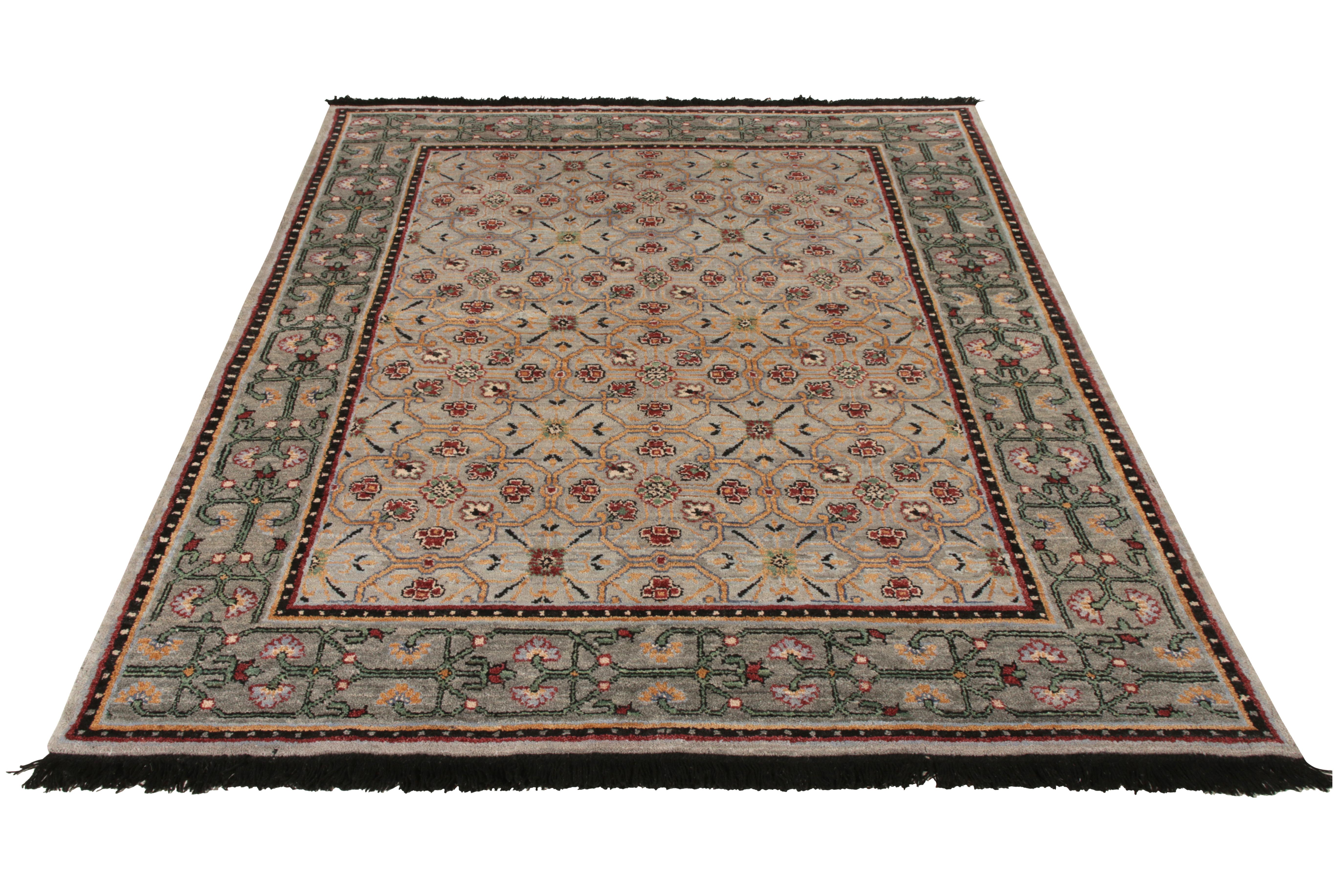 Un'ode ai celebri stili di tappeti di transizione, 6 x 8, della collezione Burano di Rug & Kilim.

Annodato a mano in morbida lana di Ghazni, con colori verde e blu e accenti rosa-rosso su tutti i motivi floreali. 

Conferisce un'impeccabile