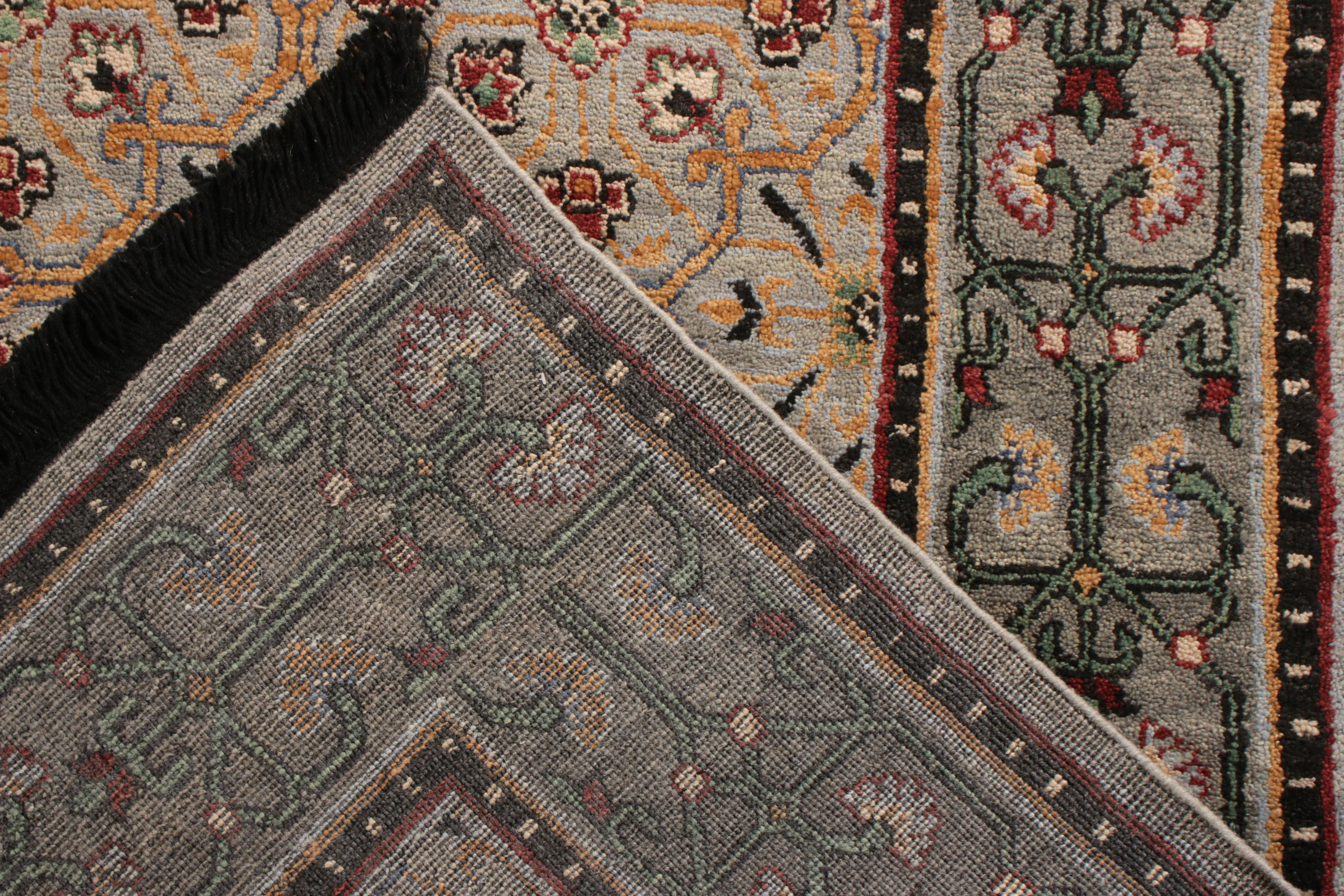 Annodato a mano Rug & Kilim è un tappeto in stile transitorio con motivi floreali in verde e blu. in vendita