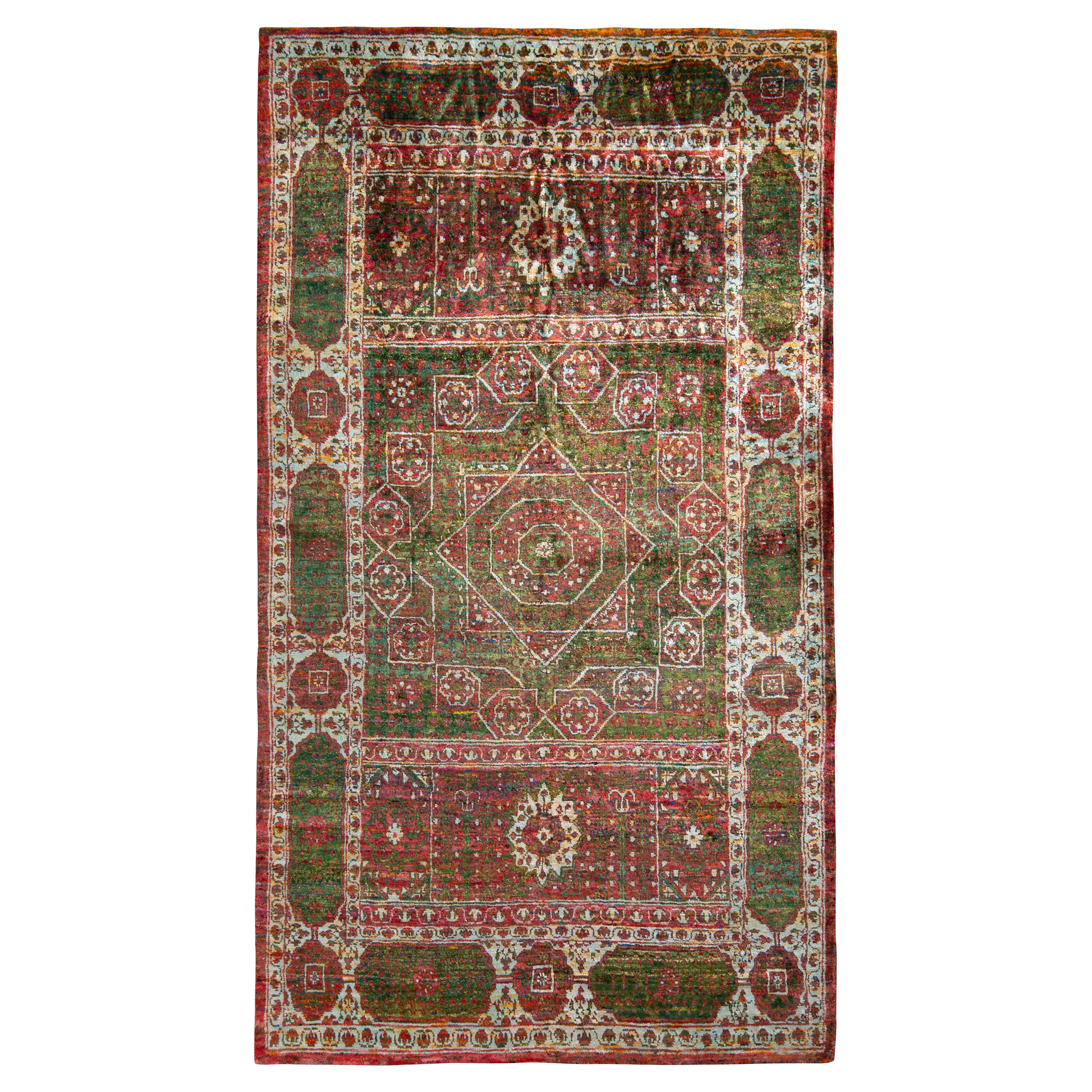 Rug & Kilim è un tappeto in stile transitorio con un motivo floreale a medaglioni rossi e verdi.
