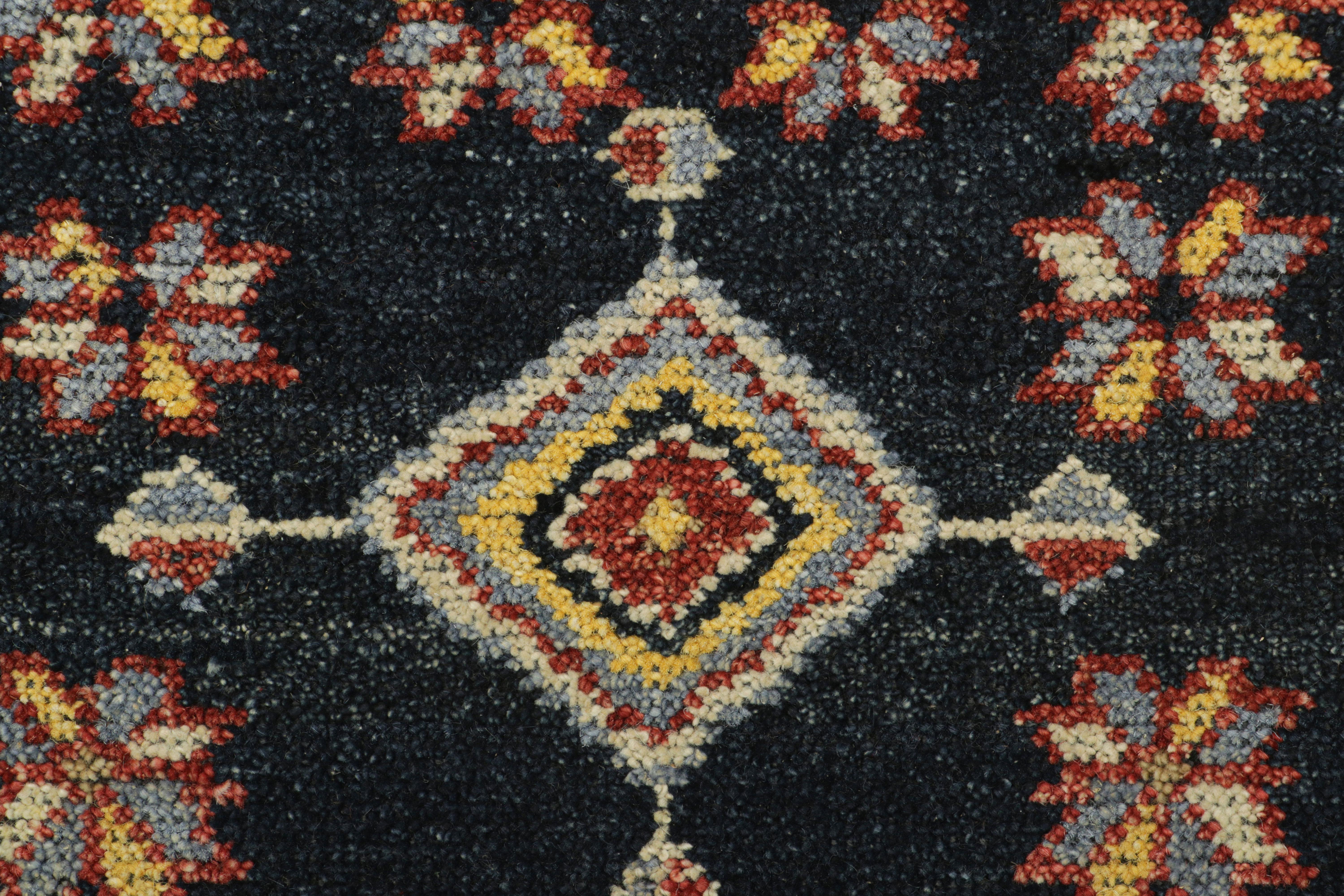 Indiano Rug & Kilim è un campione di tappeto tribale personalizzato nei toni del beige-marrone, dell'oro e del blu. in vendita