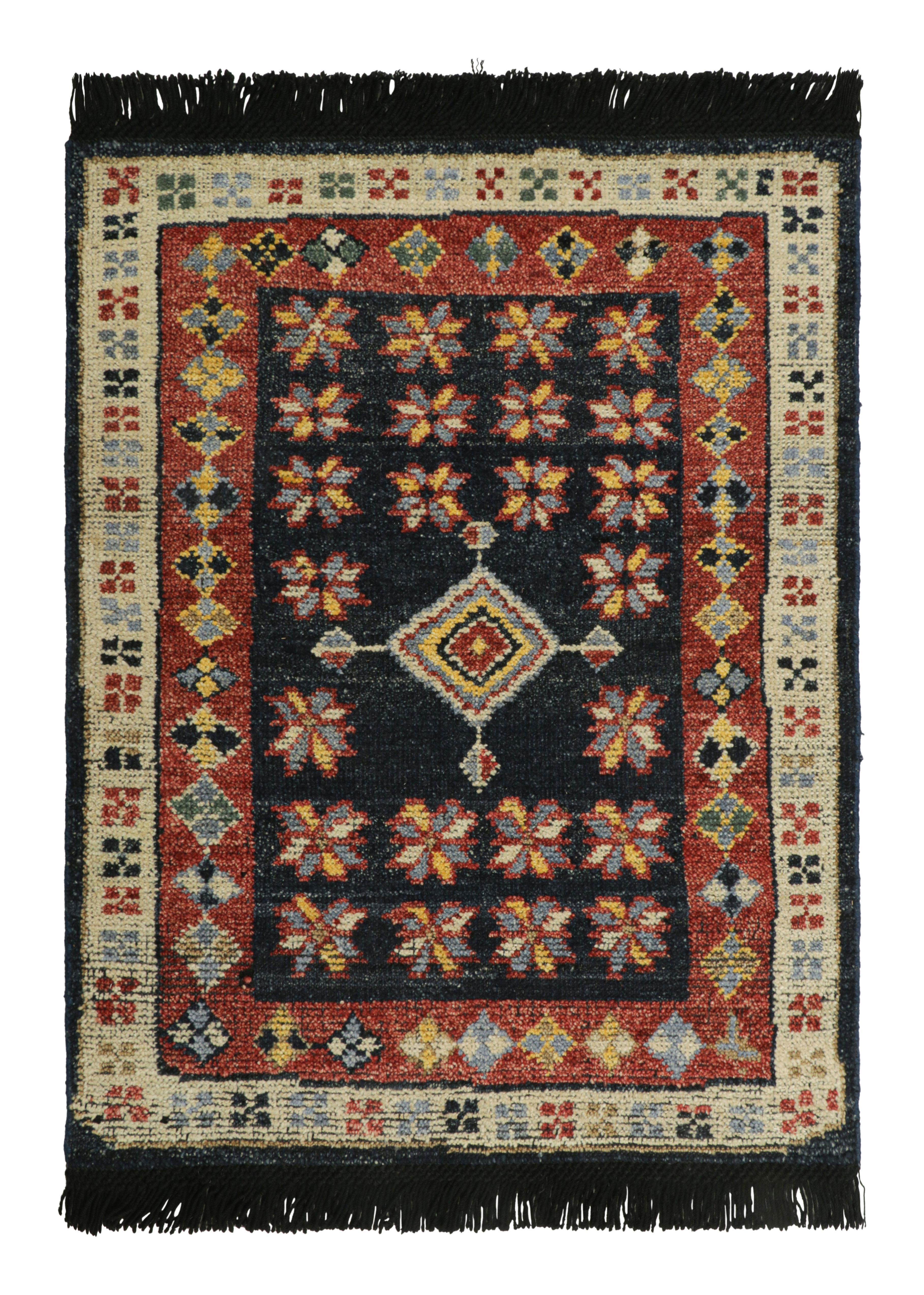 Annodato a mano Rug & Kilim è un campione di tappeto tribale personalizzato nei toni del beige-marrone, dell'oro e del blu. in vendita