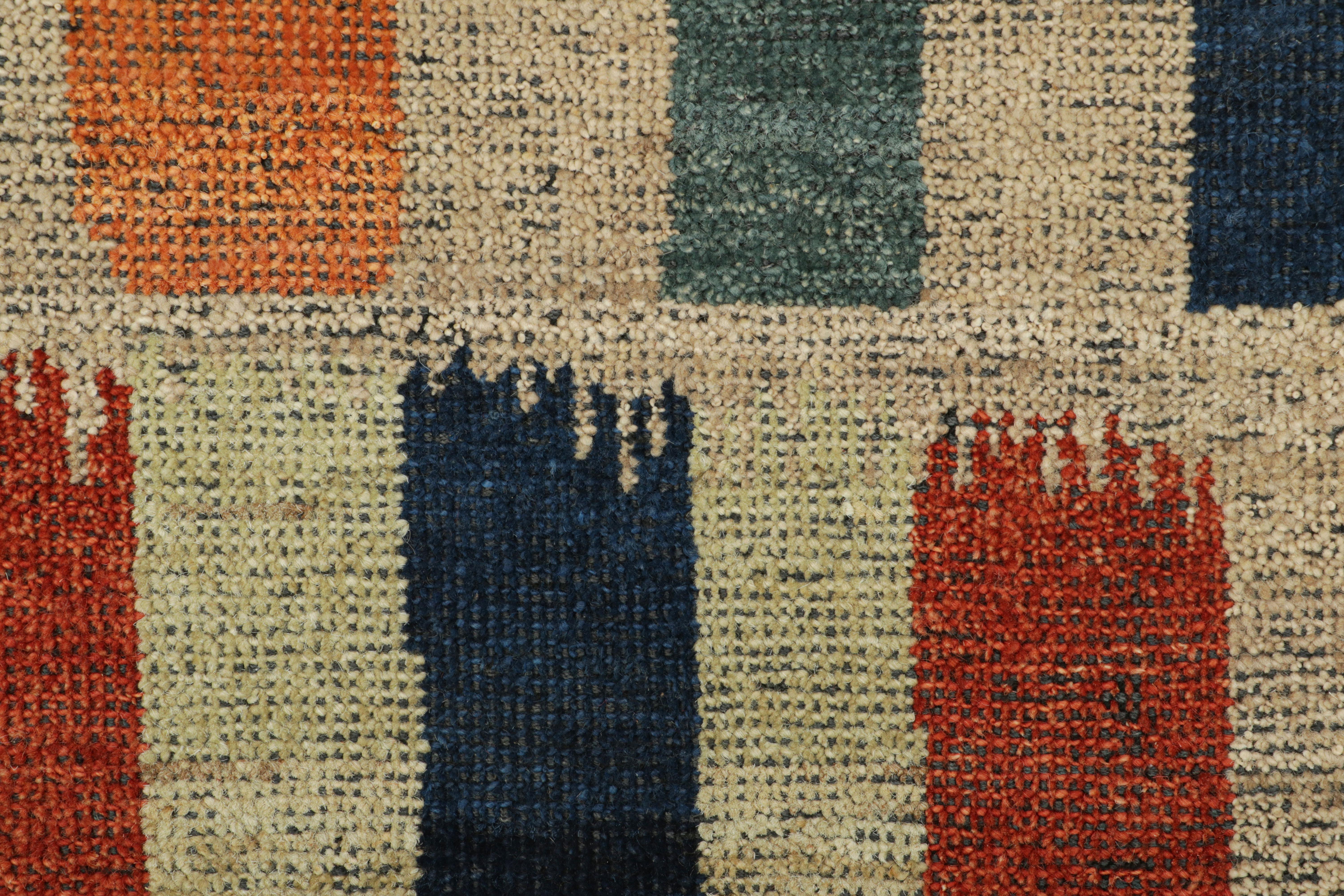 Indiano Campione di tappeto tribale personalizzato Rug & Kilim in beige con motivi multicolore in vendita