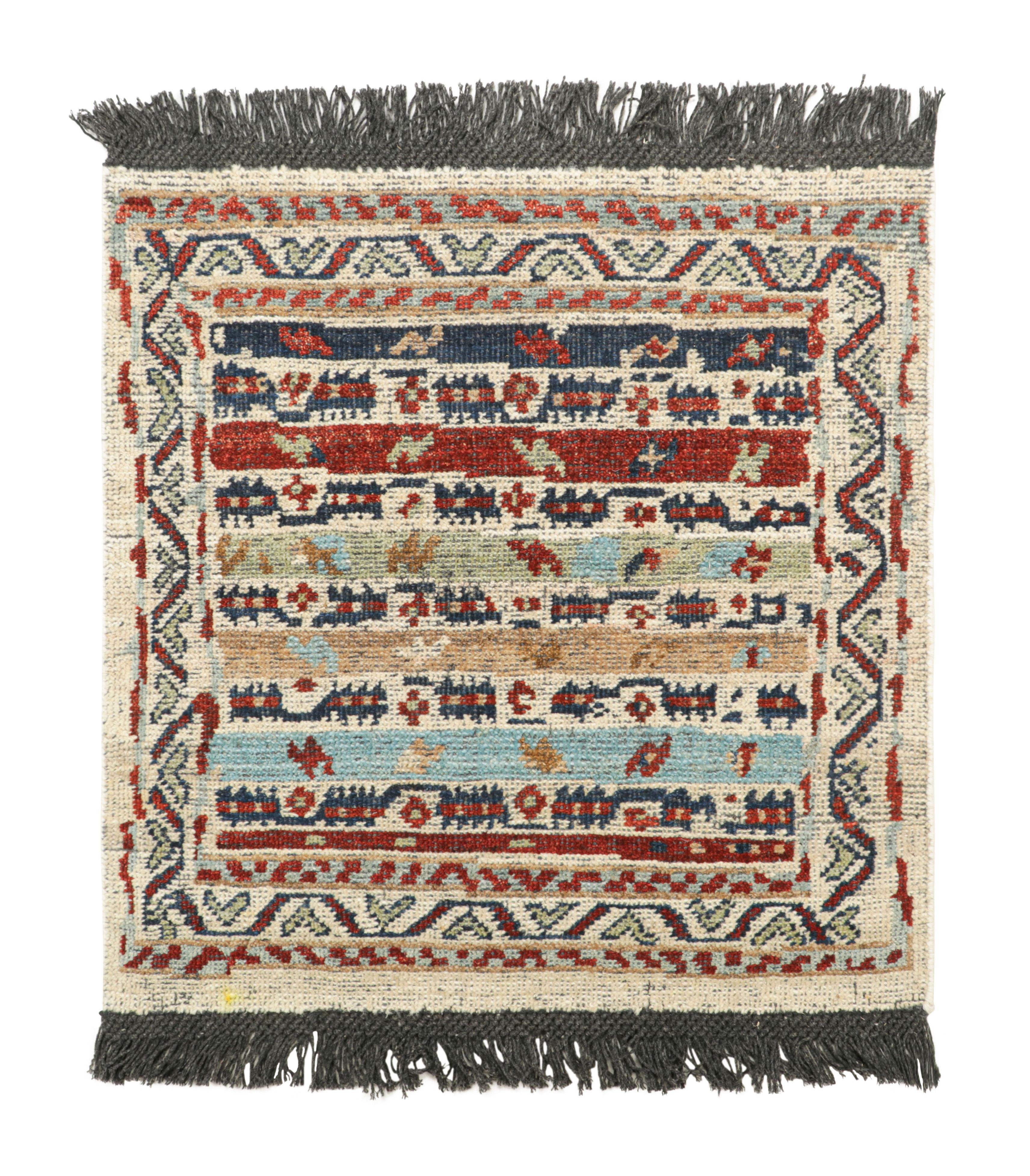 Annodato a mano Campione di tappeto tribale personalizzato Rug & Kilim in beige con motivi multicolore in vendita