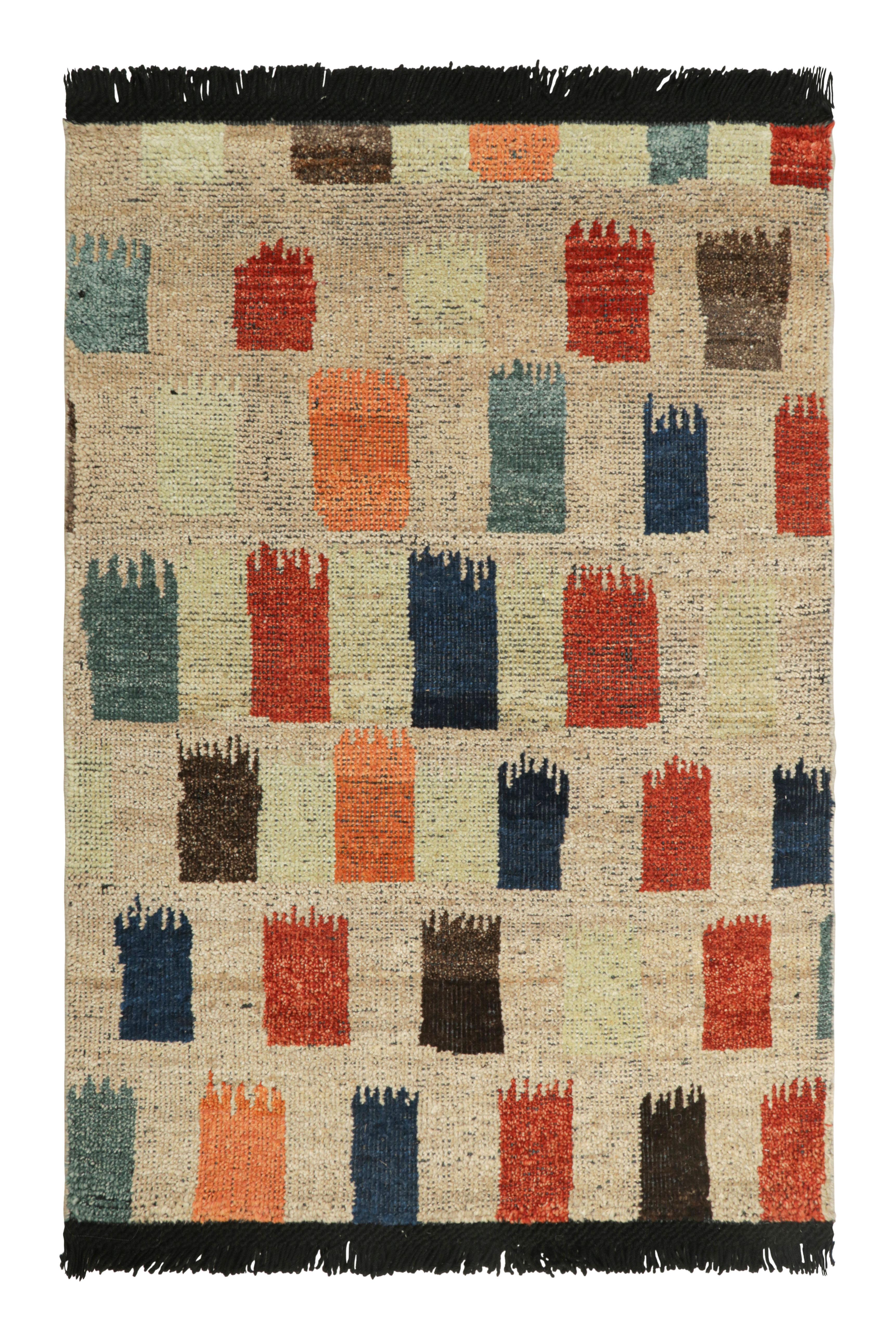 Annodato a mano Campione di tappeto tribale personalizzato Rug & Kilim in beige con motivi multicolore in vendita