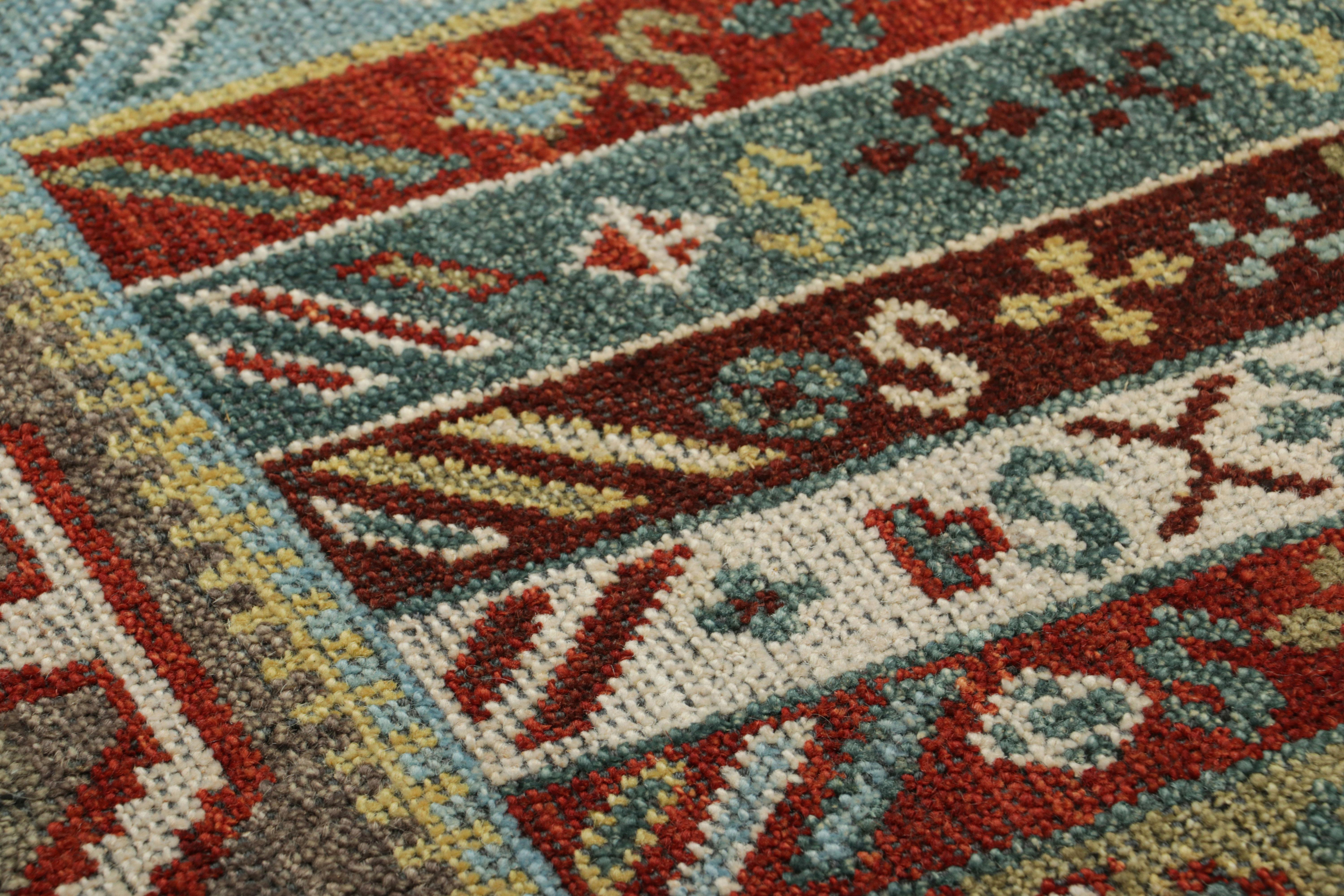 Rug & Kilim's Tribal Custom Rug Sample mit grauem, rotem und weißem geometrischen Muster (Indisch) im Angebot