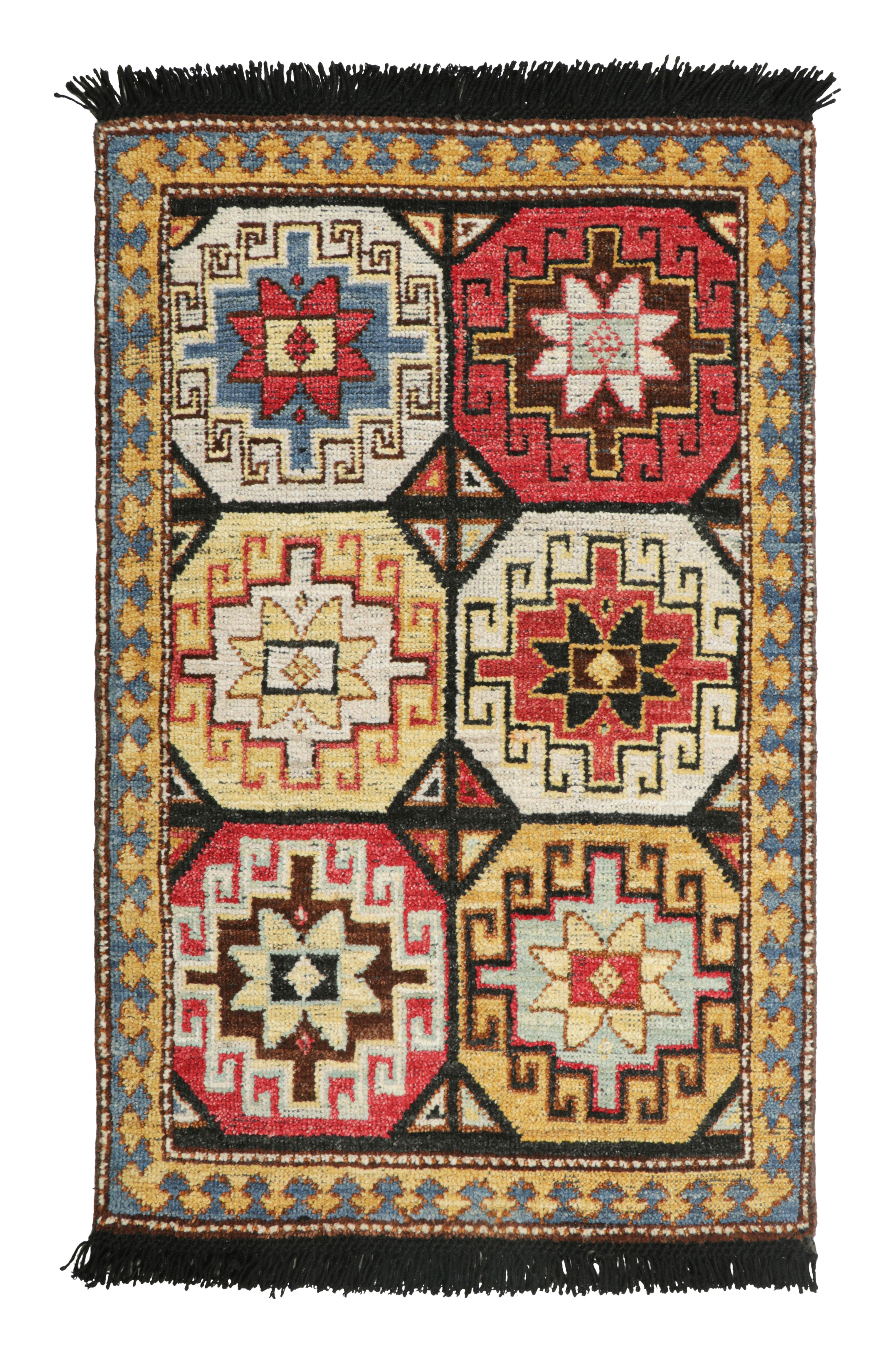 Annodato a mano Campione di tappeto tribale personalizzato Rug & Kilim con medaglioni e motivi geometrici in vendita