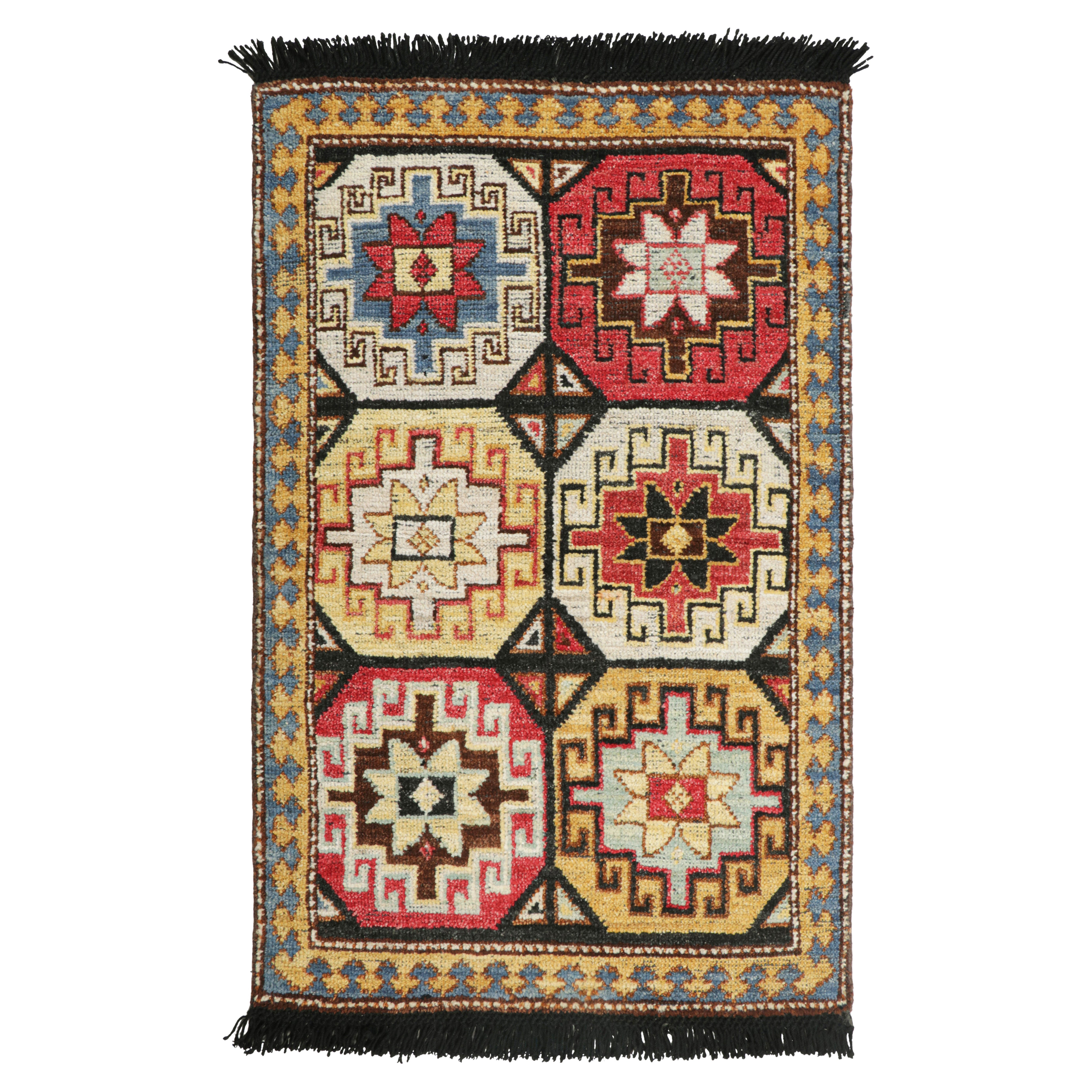 Campione di tappeto tribale personalizzato Rug & Kilim con medaglioni e motivi geometrici in vendita