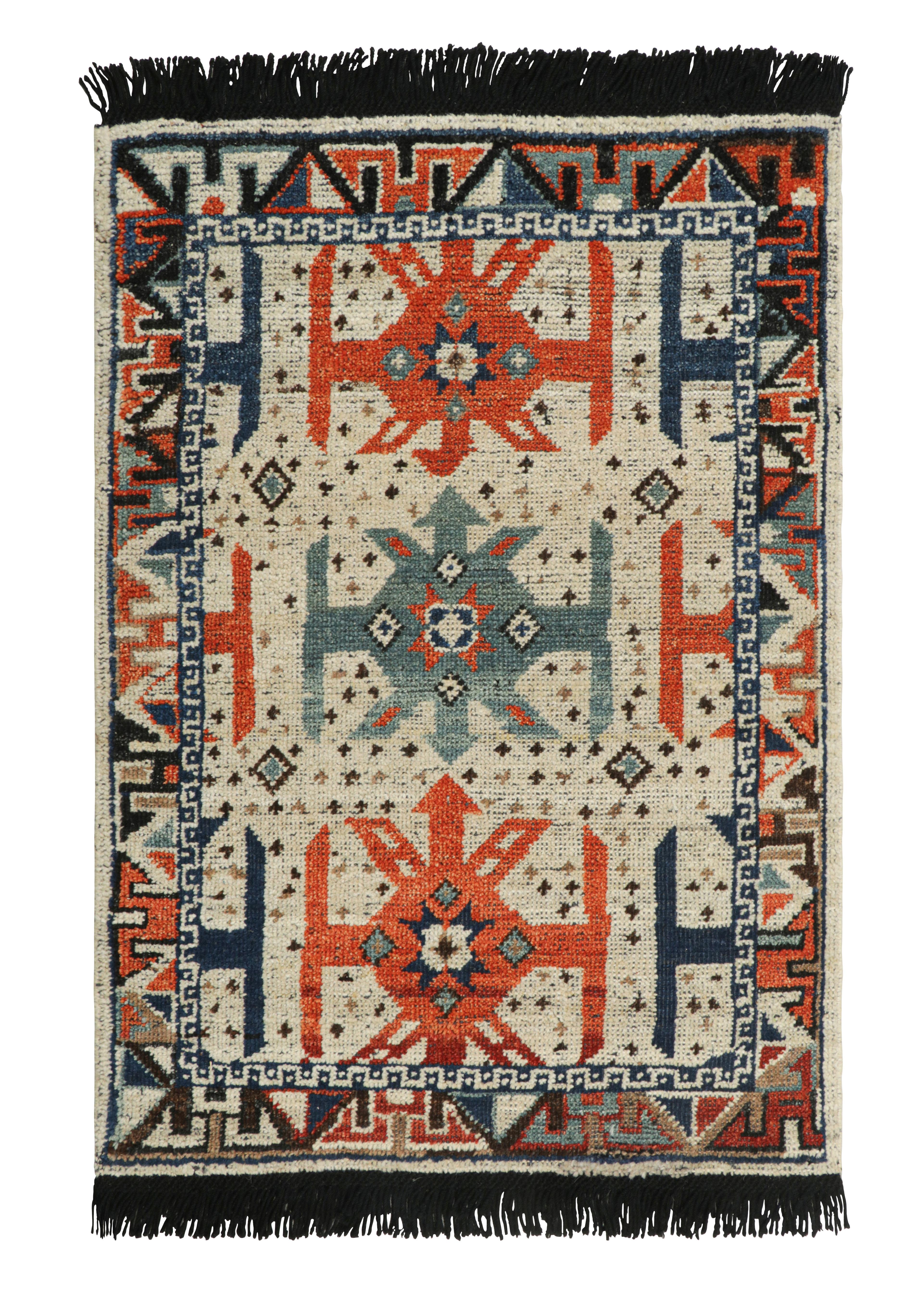 Noué à la main Rug & Kilim's Tribal Custom Rug Sample with Orange and Blue Geometric Patterns (échantillon de tapis tribal personnalisé avec des motifs géométriques orange et bleus) en vente