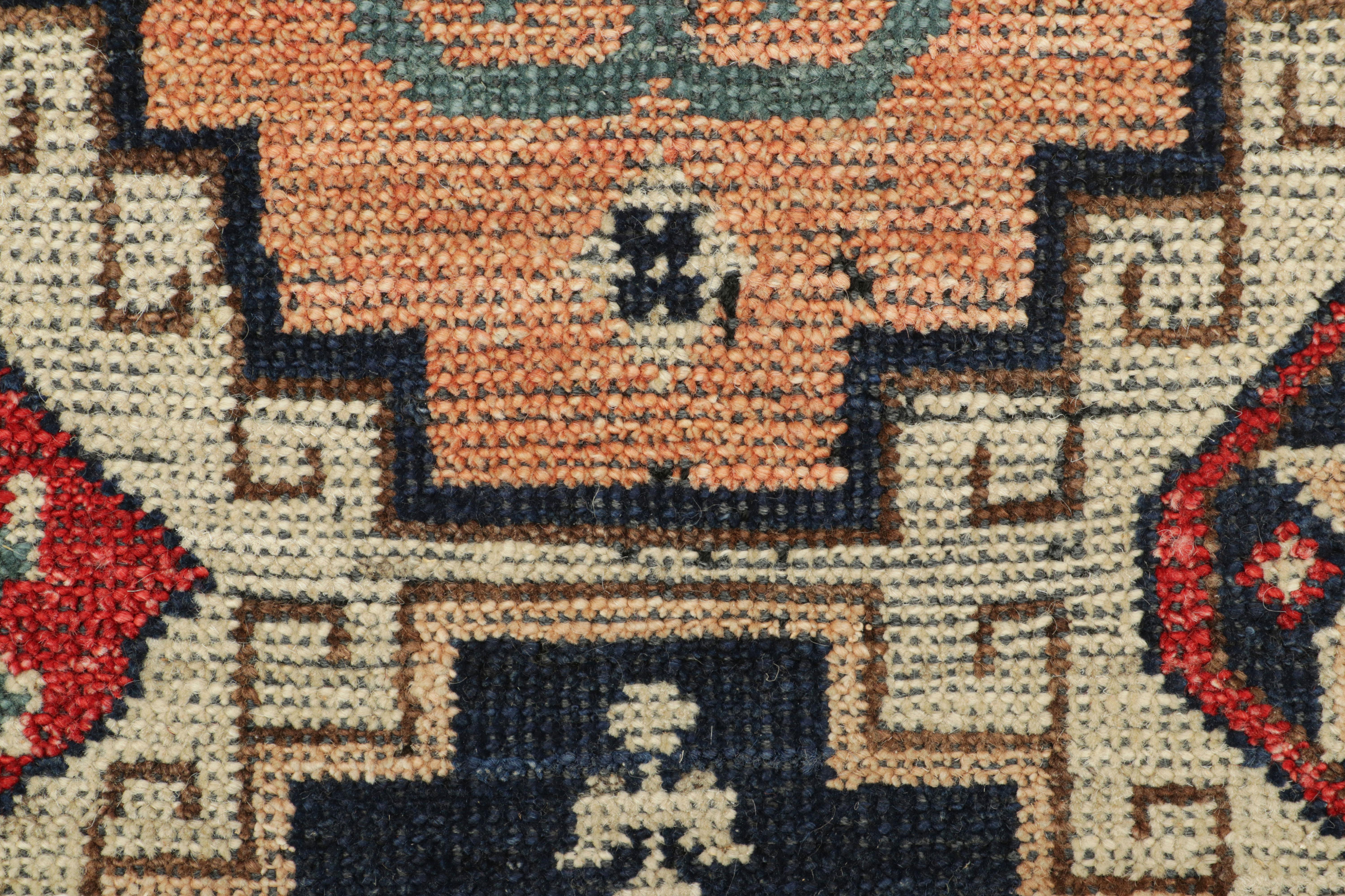 Indiano Rug & Kilim è un campione di tappeto tribale personalizzato con geometrie rosse, beige e blu. in vendita