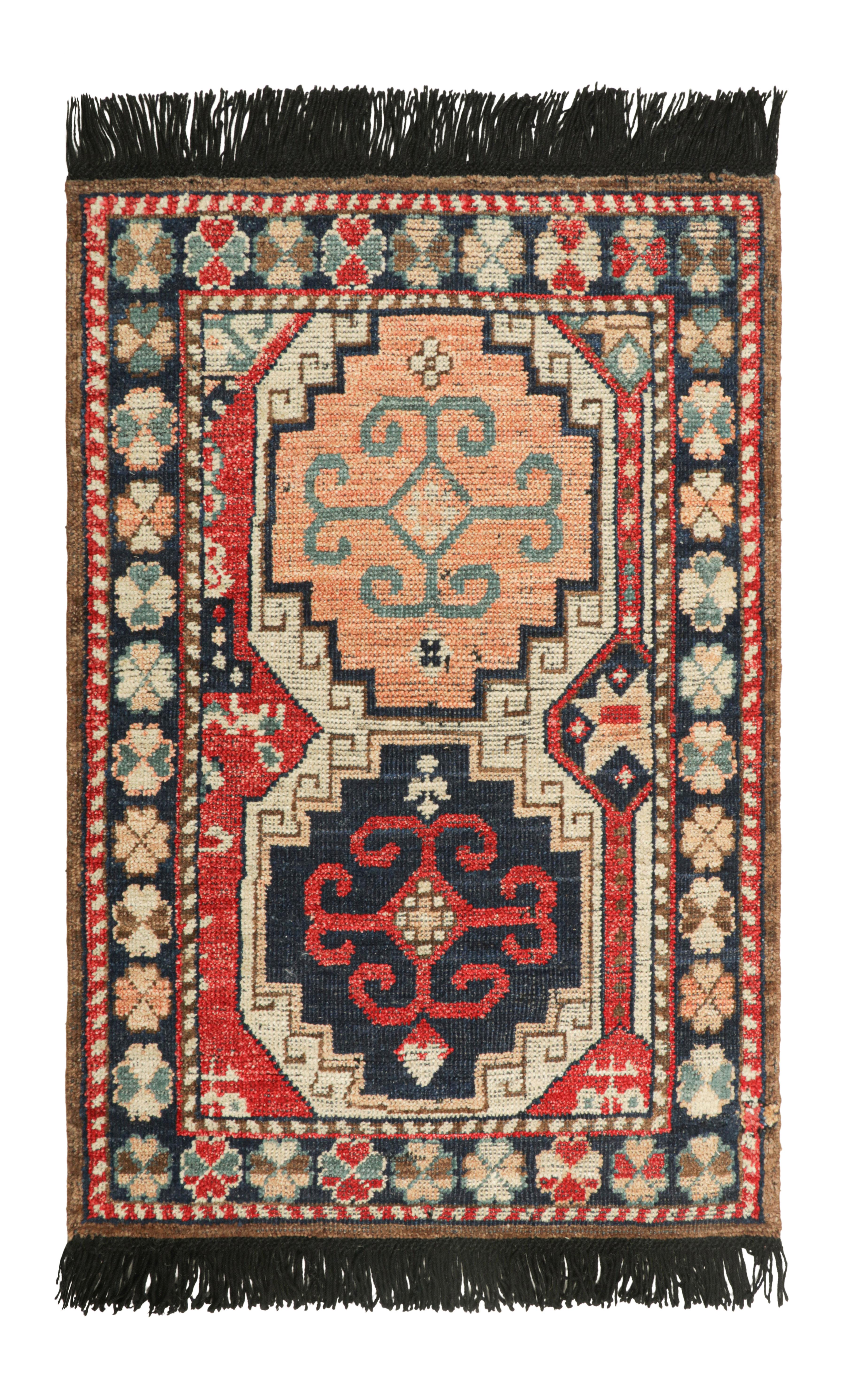 Annodato a mano Rug & Kilim è un campione di tappeto tribale personalizzato con geometrie rosse, beige e blu. in vendita