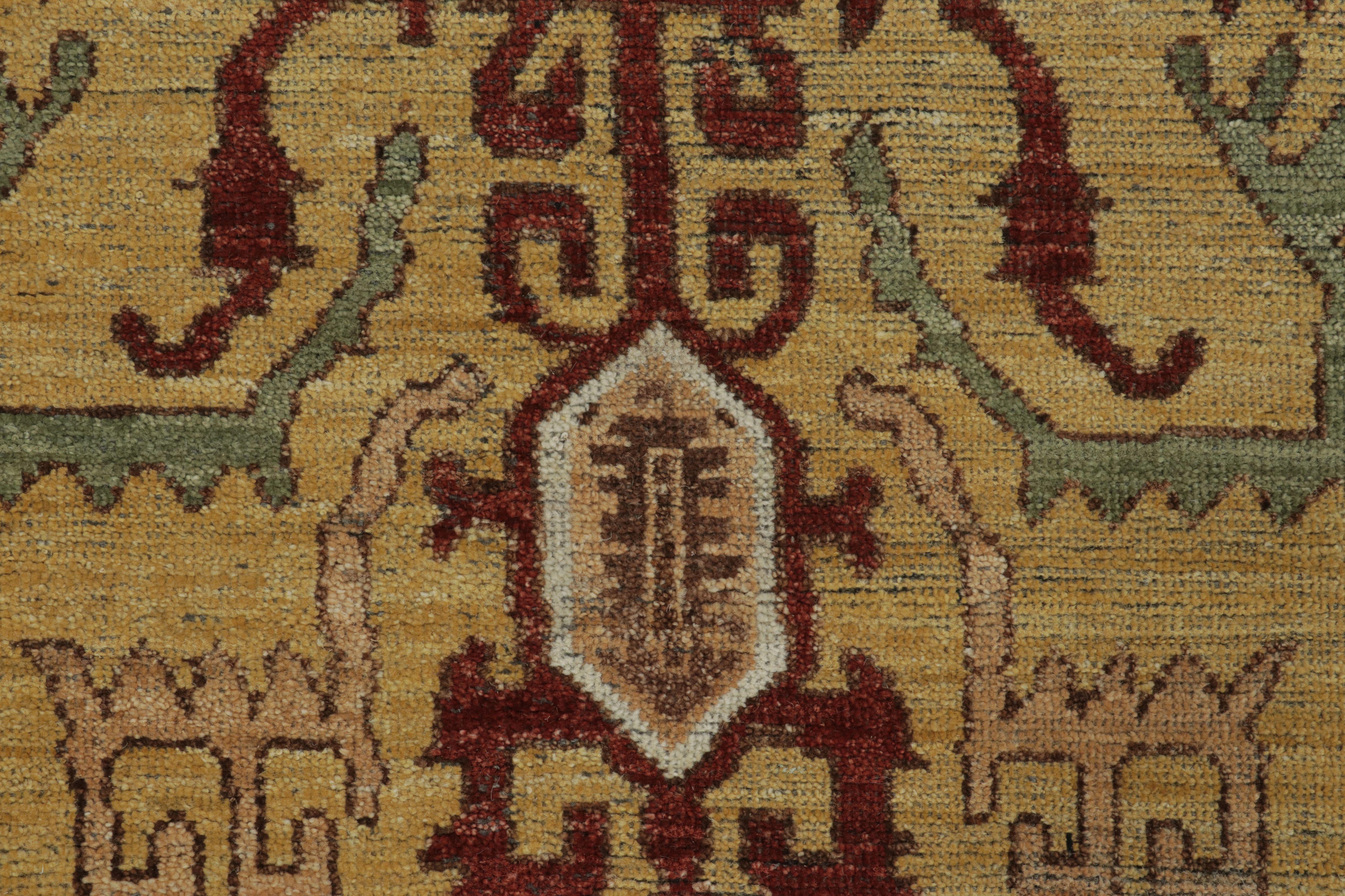 Tribal Tapis d'inspiration tribale de Rug & Kilim, or avec médaillon et motifs traditionnels audacieux en vente