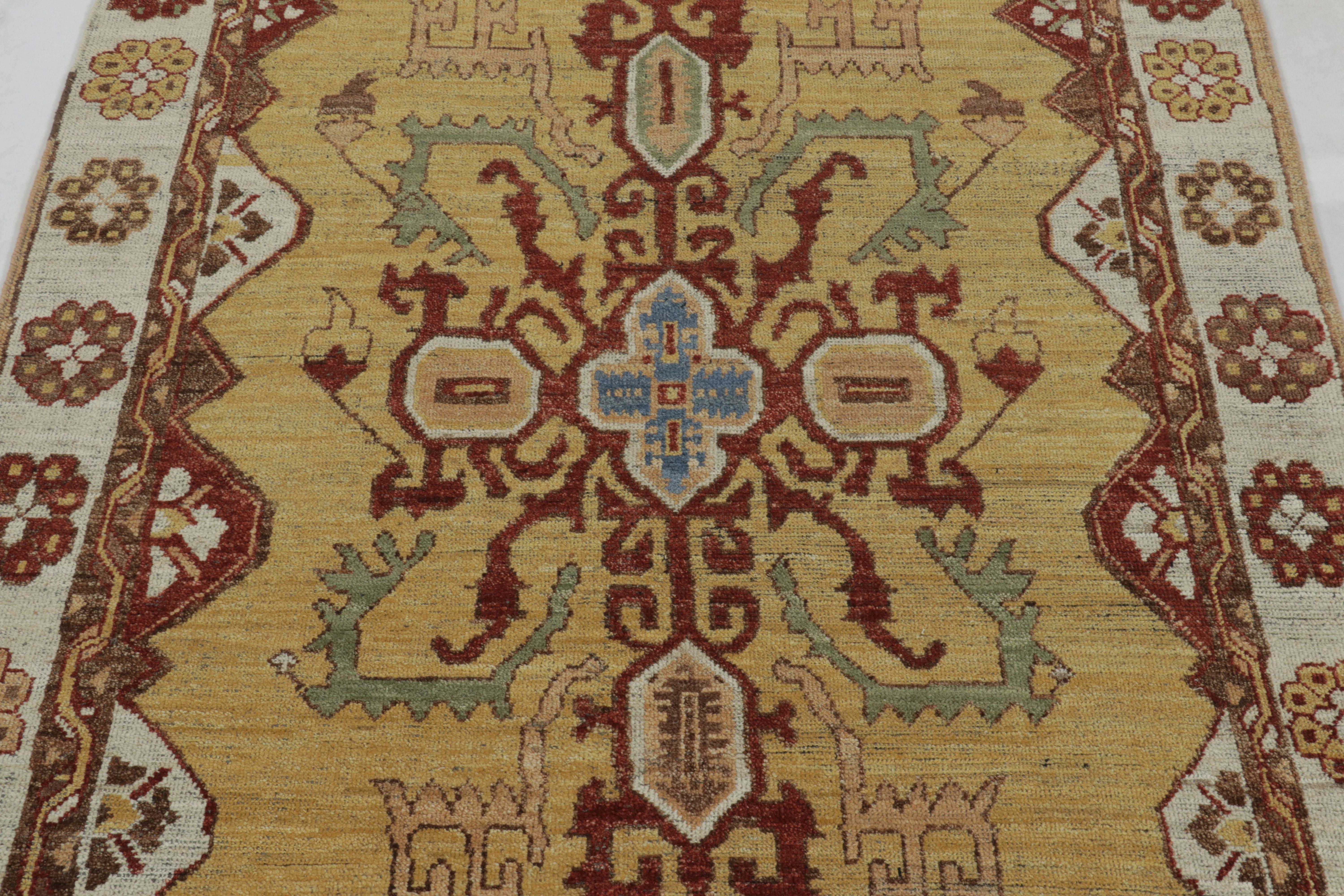 Noué à la main Tapis d'inspiration tribale de Rug & Kilim, or avec médaillon et motifs traditionnels audacieux en vente