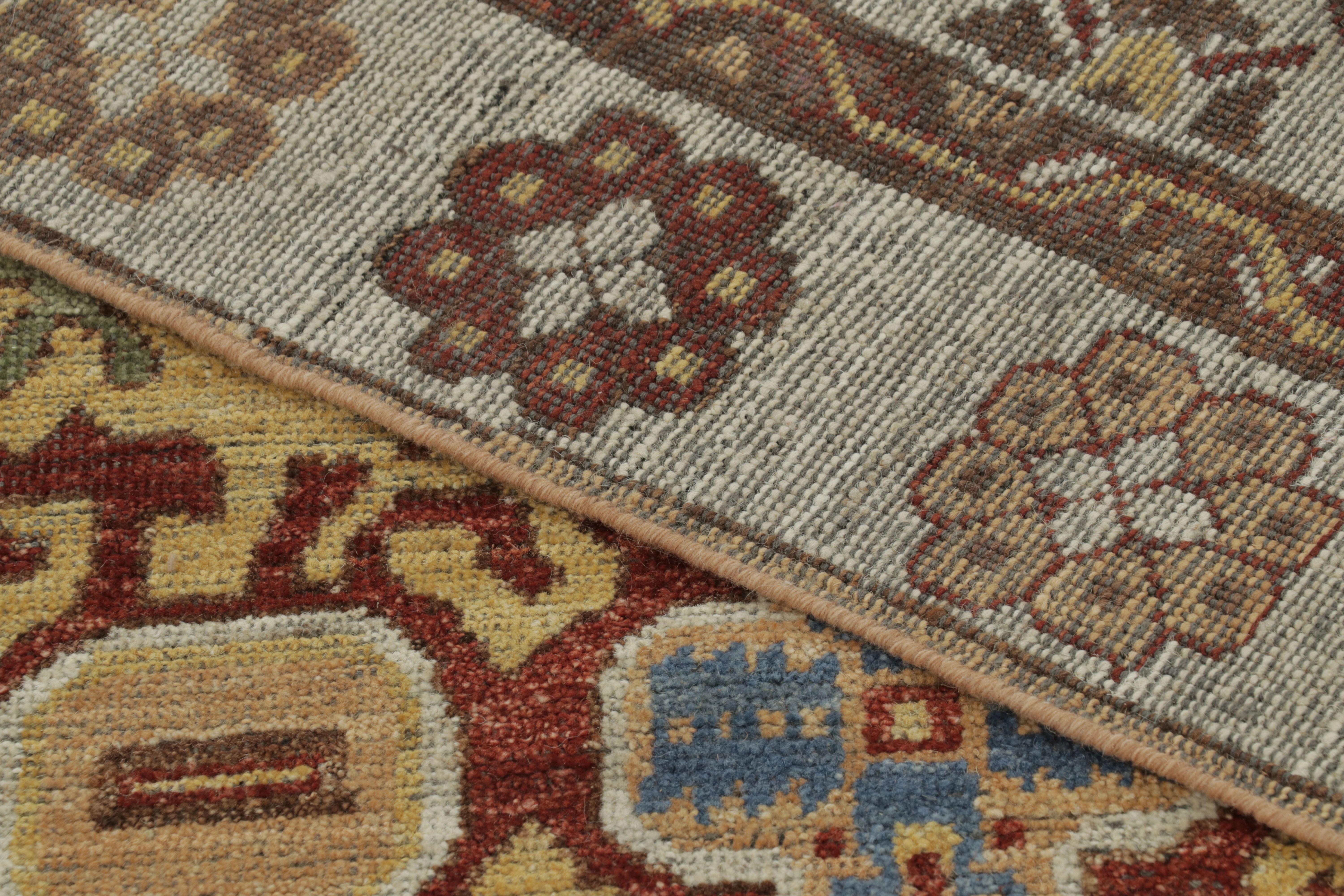 XXIe siècle et contemporain Tapis d'inspiration tribale de Rug & Kilim, or avec médaillon et motifs traditionnels audacieux en vente