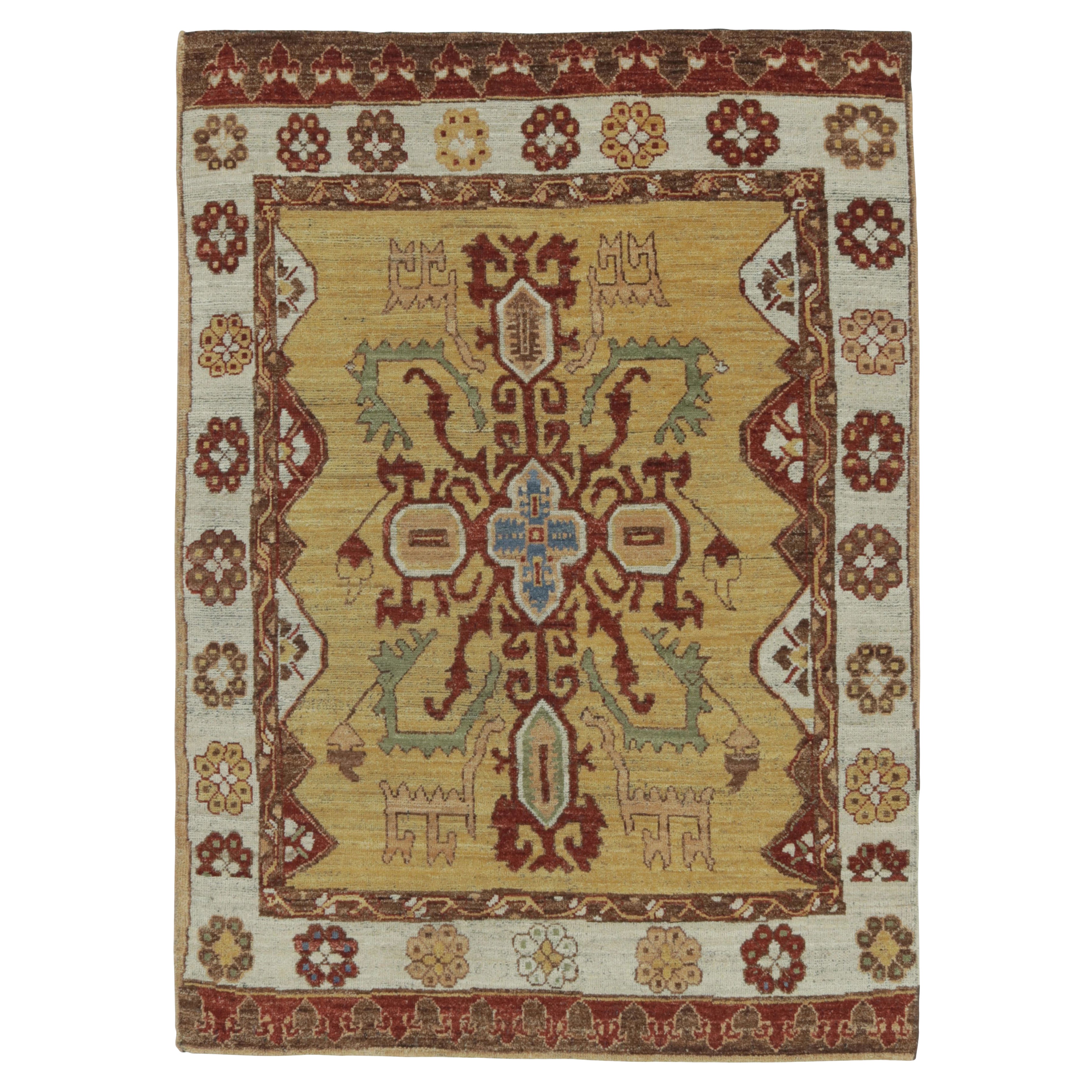 Tapis d
inspiration tribale de Rug 
Kilim, or avec médaillon et motifs traditionnels audacieux en vente