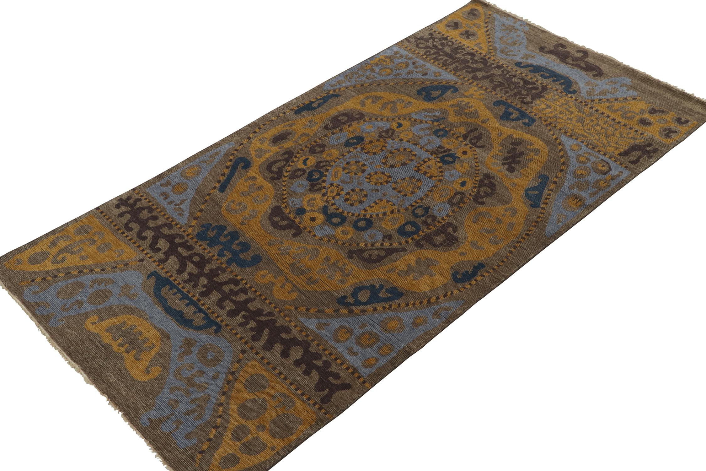 Questo tappeto 5x10 è una grande novità della collezione Burano di Rug & Kilim. Annodato a mano in lana persiana.
Ulteriori informazioni sul design: 
Questo pezzo si ispira ai tessuti tribali e si diverte con il marrone ricco, gli ori e i blu vivaci