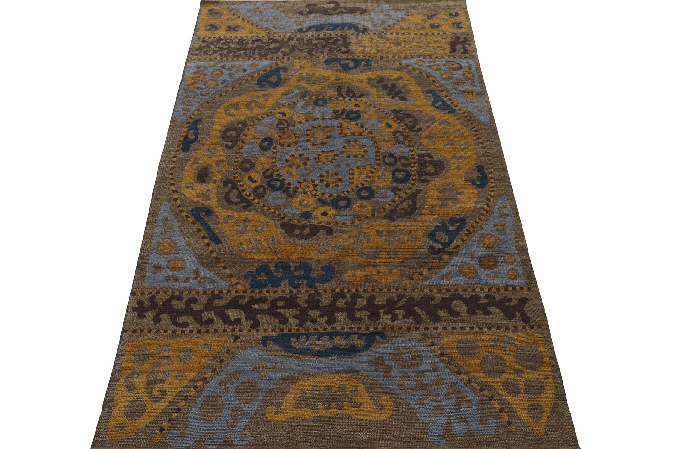 Tribal Tapis d'inspiration tribale de Rug & Kilim à motifs géométriques bleus, bruns et dorés en vente