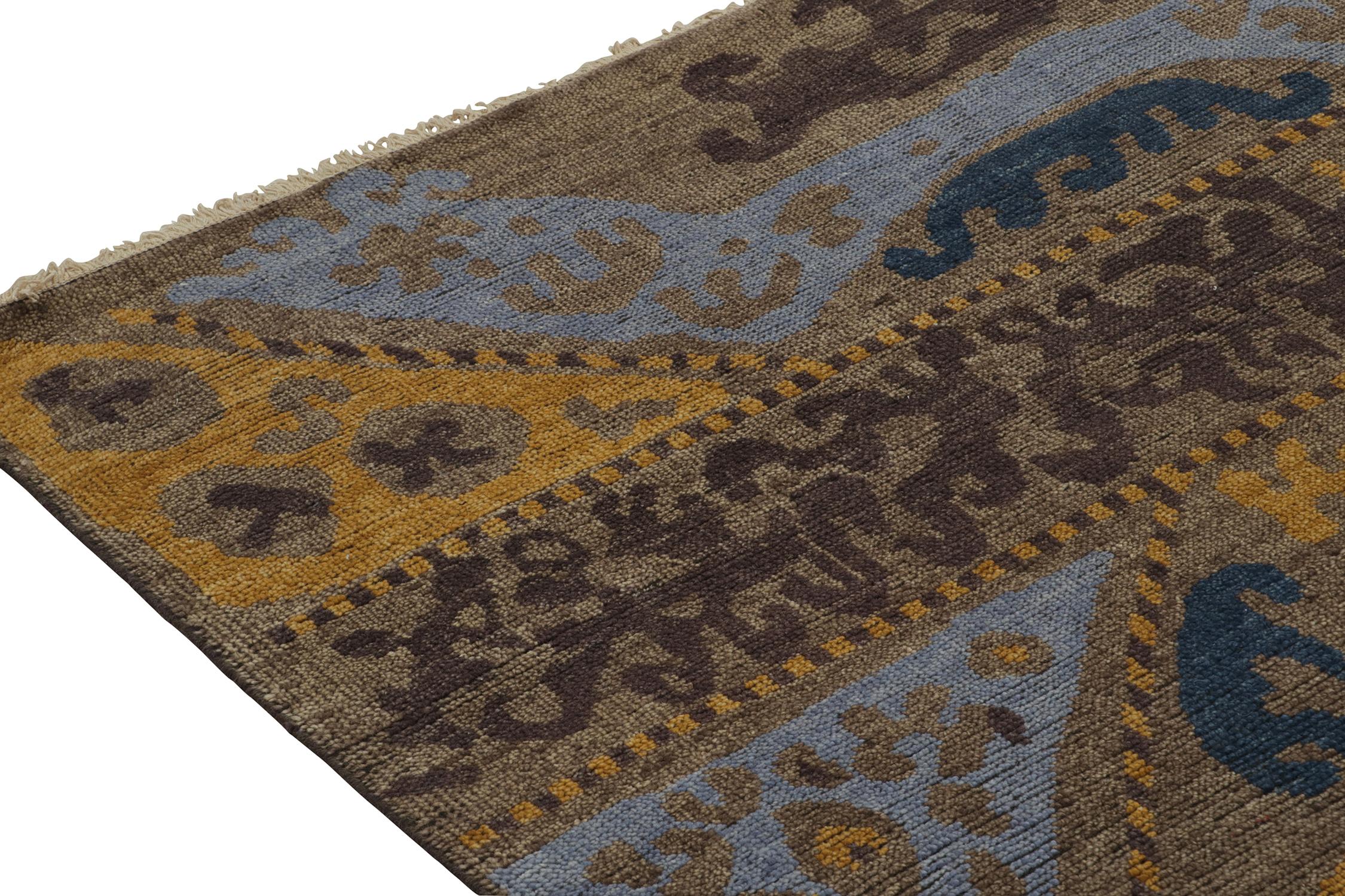 Noué à la main Tapis d'inspiration tribale de Rug & Kilim à motifs géométriques bleus, bruns et dorés en vente