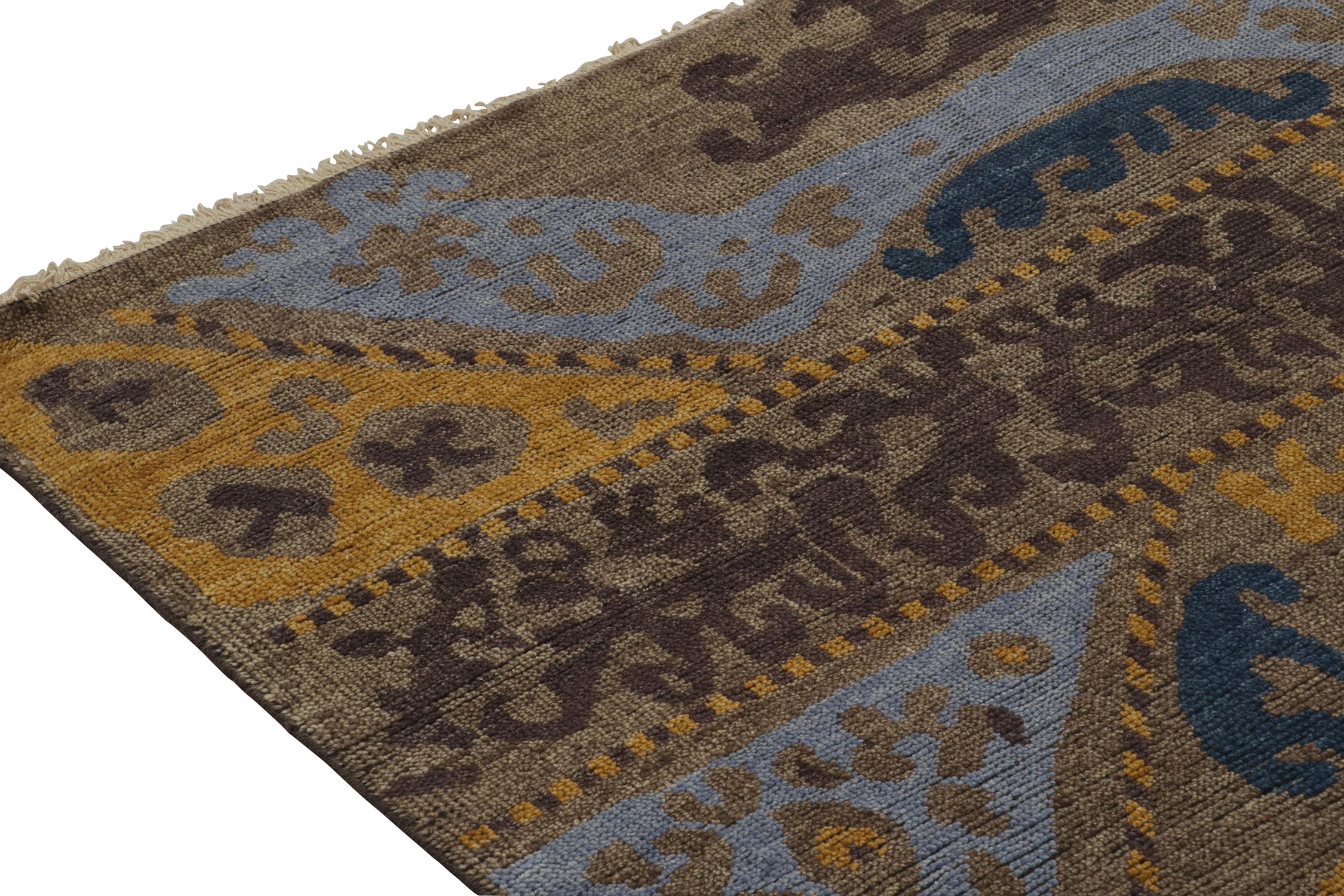 Annodato a mano Rug & Kilim - Tappeto di ispirazione tribale con motivi geometrici blu, marrone e oro in vendita