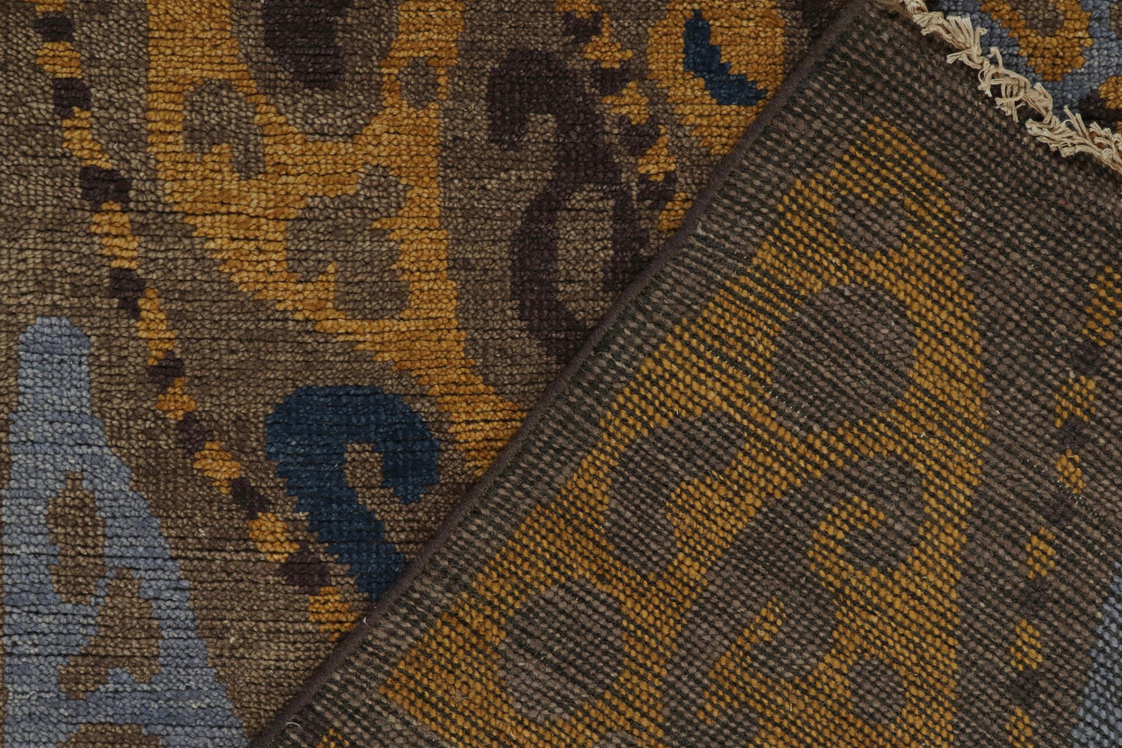 XXIe siècle et contemporain Tapis d'inspiration tribale de Rug & Kilim à motifs géométriques bleus, bruns et dorés en vente