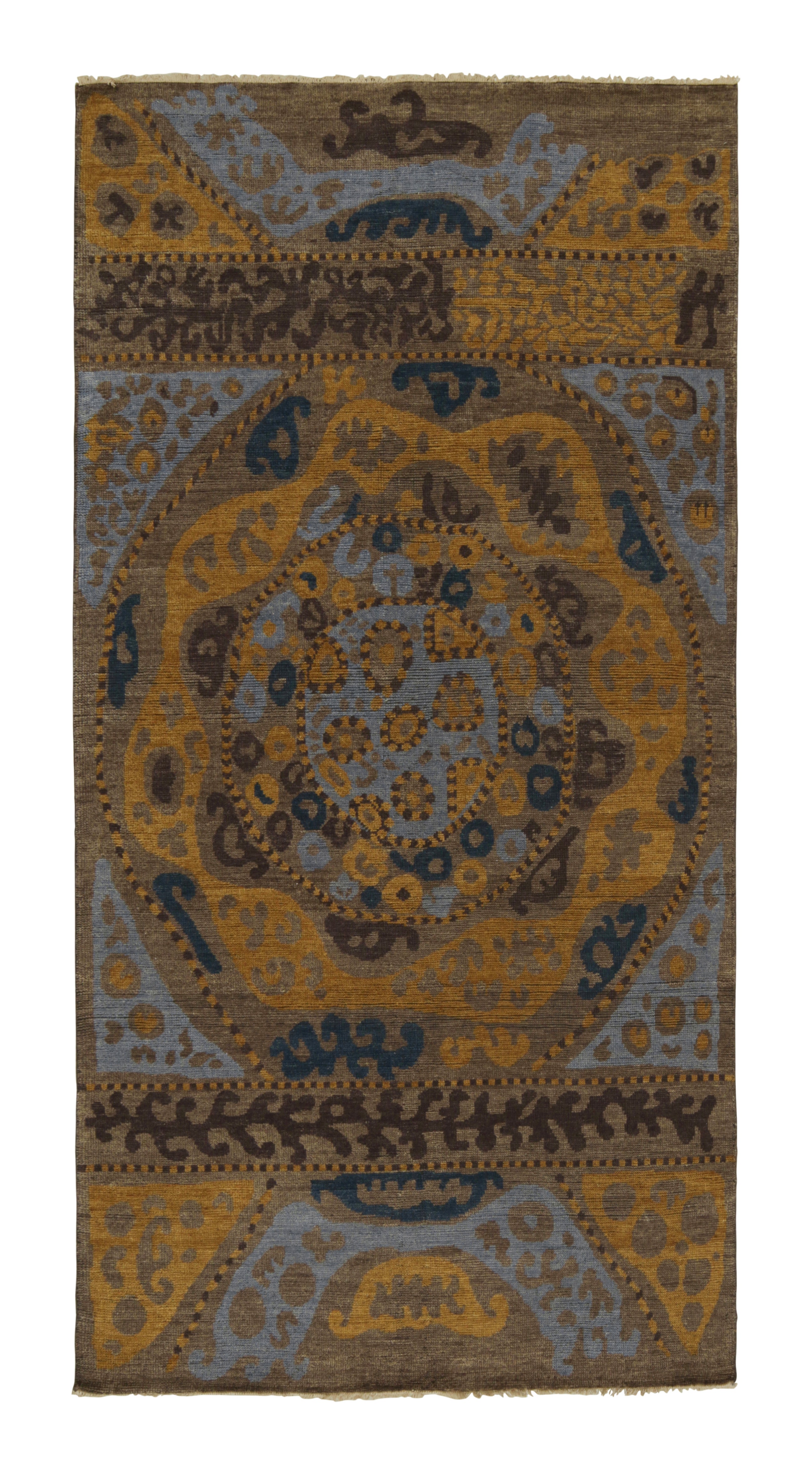 Rug & Kilim - Tappeto di ispirazione tribale con motivi geometrici blu, marrone e oro
