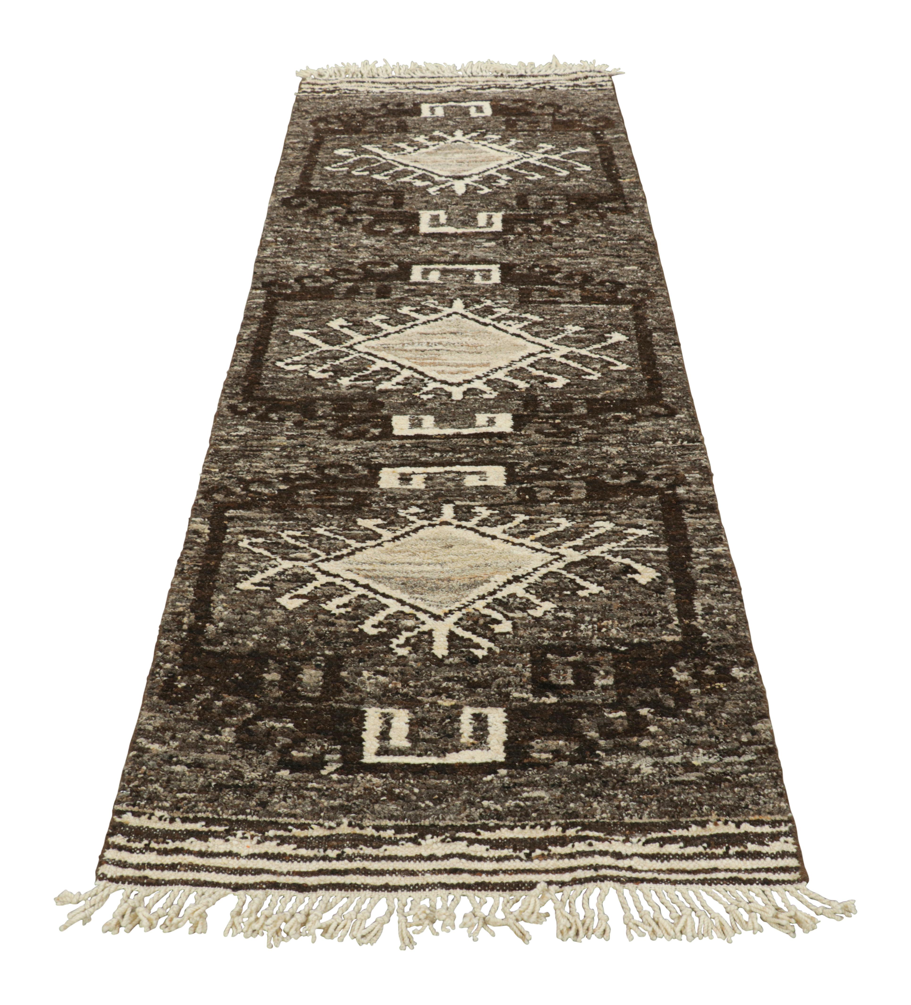 Rug & Kilim's Tribal Kilim Runner Rug in Beige-Brown with Medallions (Tapis de course tribal en Kilim, beige et brun avec médaillons) Neuf - En vente à Long Island City, NY