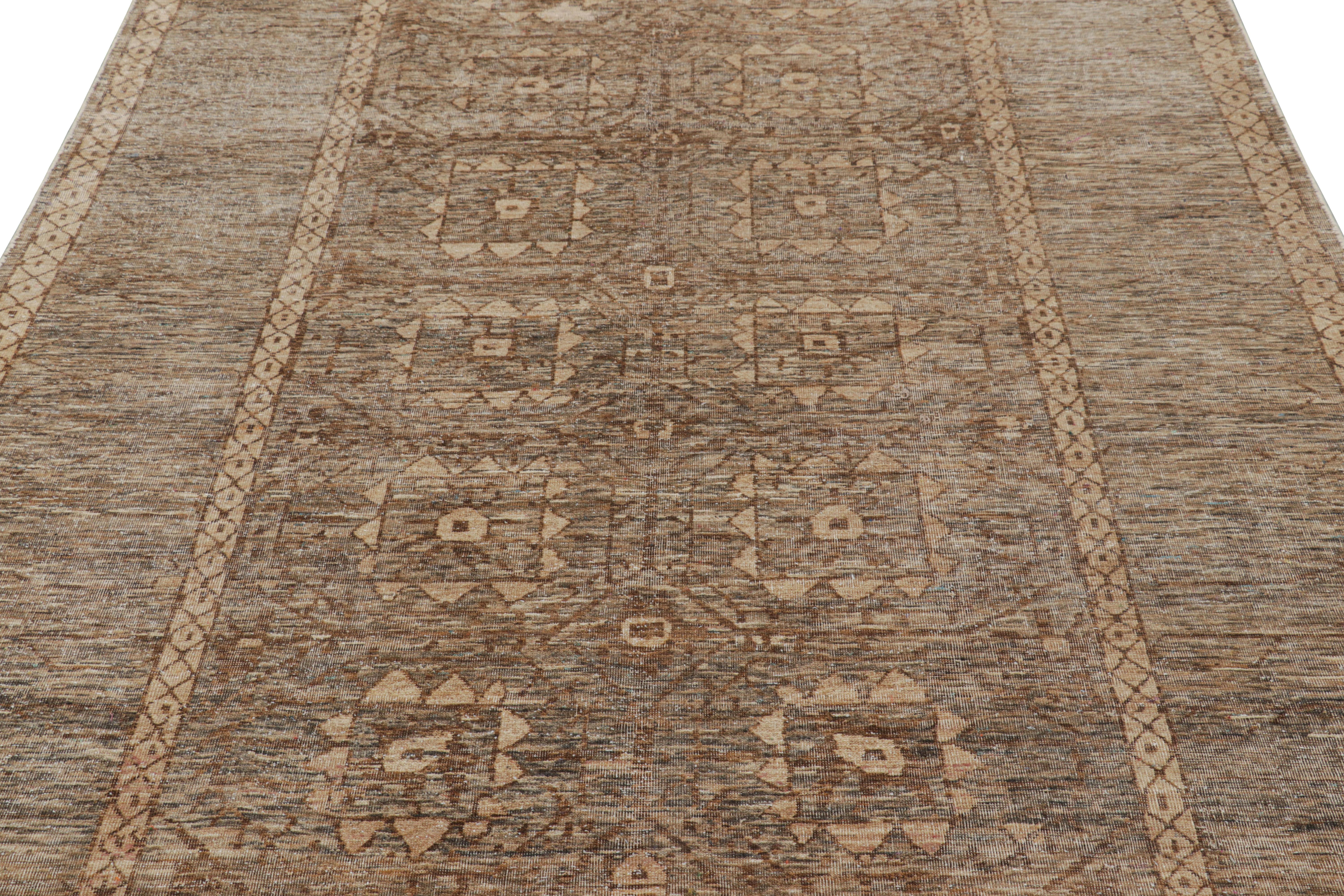 Dieser handgeknüpfte Wollteppich im Format 6x9 ist eine aufregende Neuheit in der Modern Classics Collection'S von Rug & Kilim, deren Design besonders von Vintage- und antiken Stammesteppichen mit primitivem und nomadischem Design inspiriert ist.