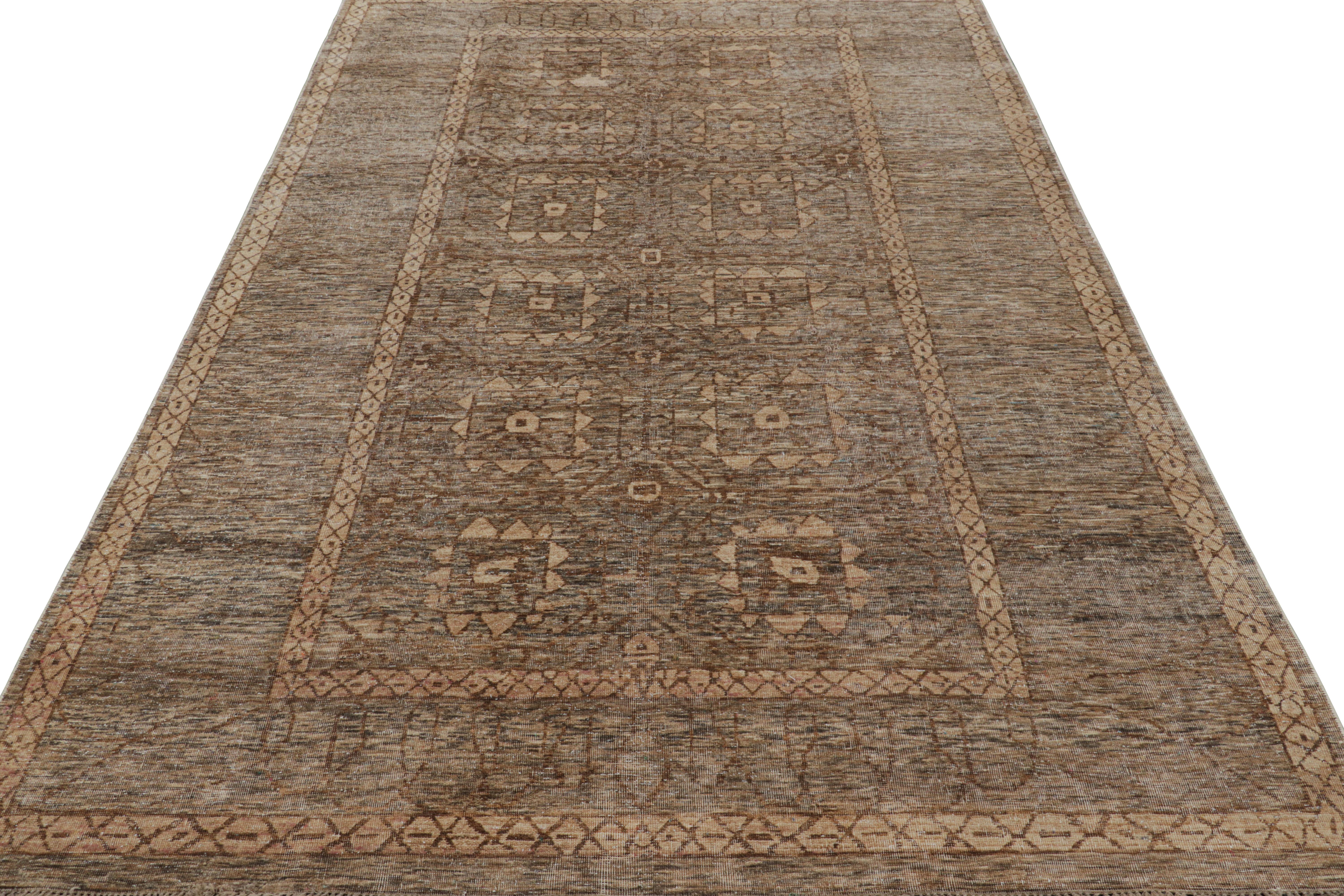 Rug & Kilim's Tribal-Teppich in Beige-Braun mit geometrischen Mustern (Indisch) im Angebot