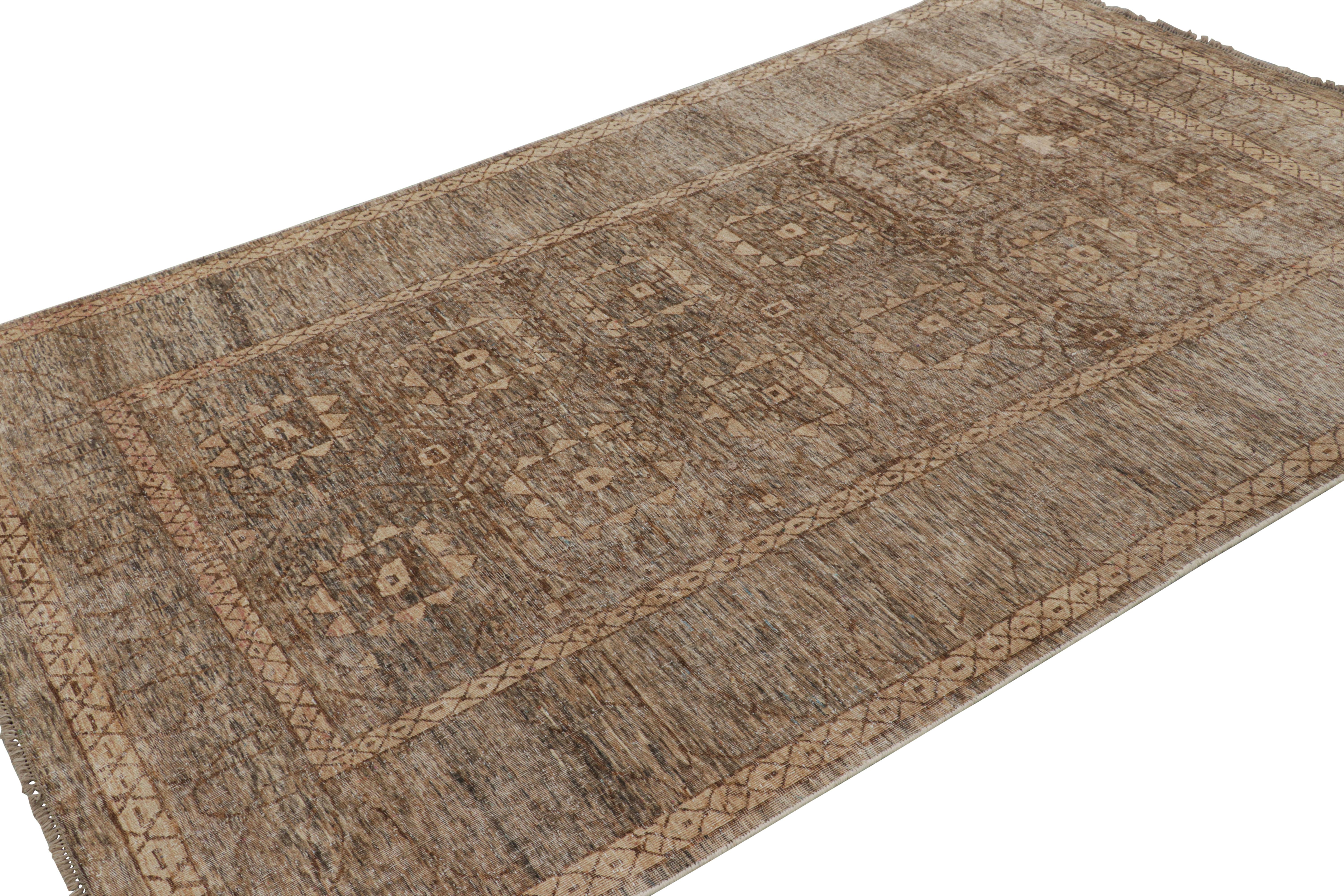 Rug & Kilim's Tribal-Teppich in Beige-Braun mit geometrischen Mustern (Handgeknüpft) im Angebot