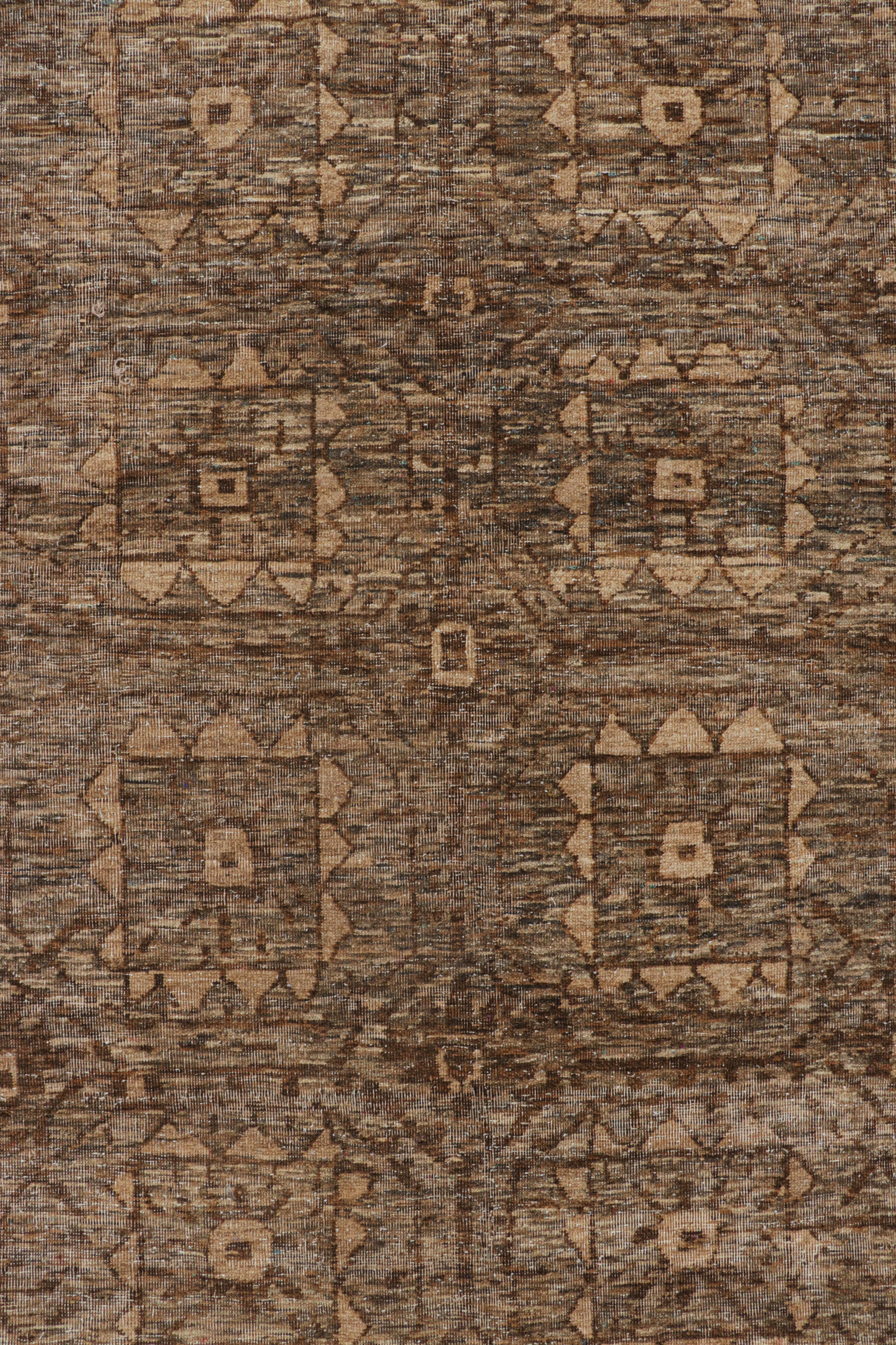 Rug & Kilim's Tribal-Teppich in Beige-Braun mit geometrischen Mustern im Zustand „Neu“ im Angebot in Long Island City, NY