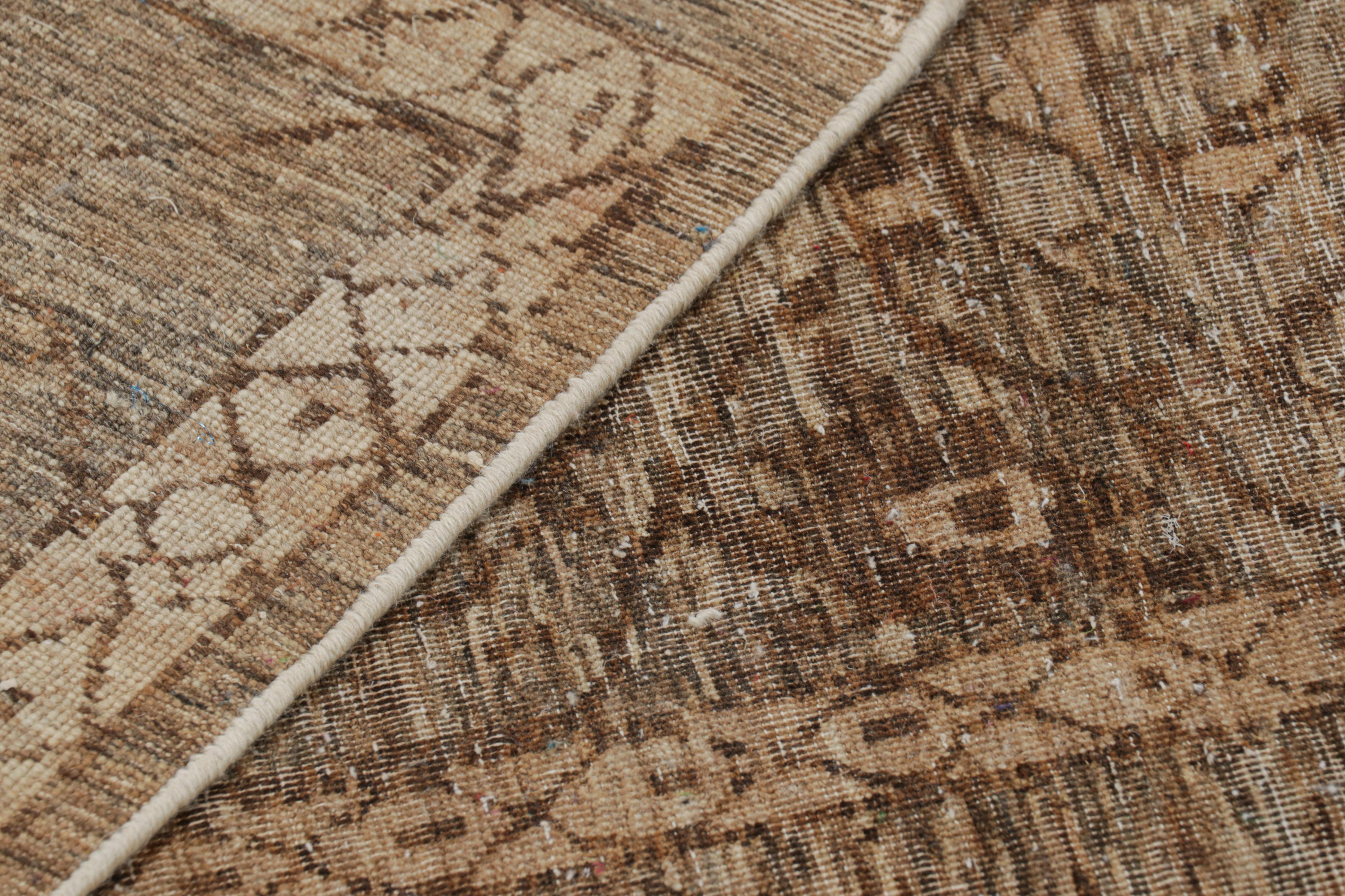 Rug & Kilim's Tribal-Teppich in Beige-Braun mit geometrischen Mustern (21. Jahrhundert und zeitgenössisch) im Angebot