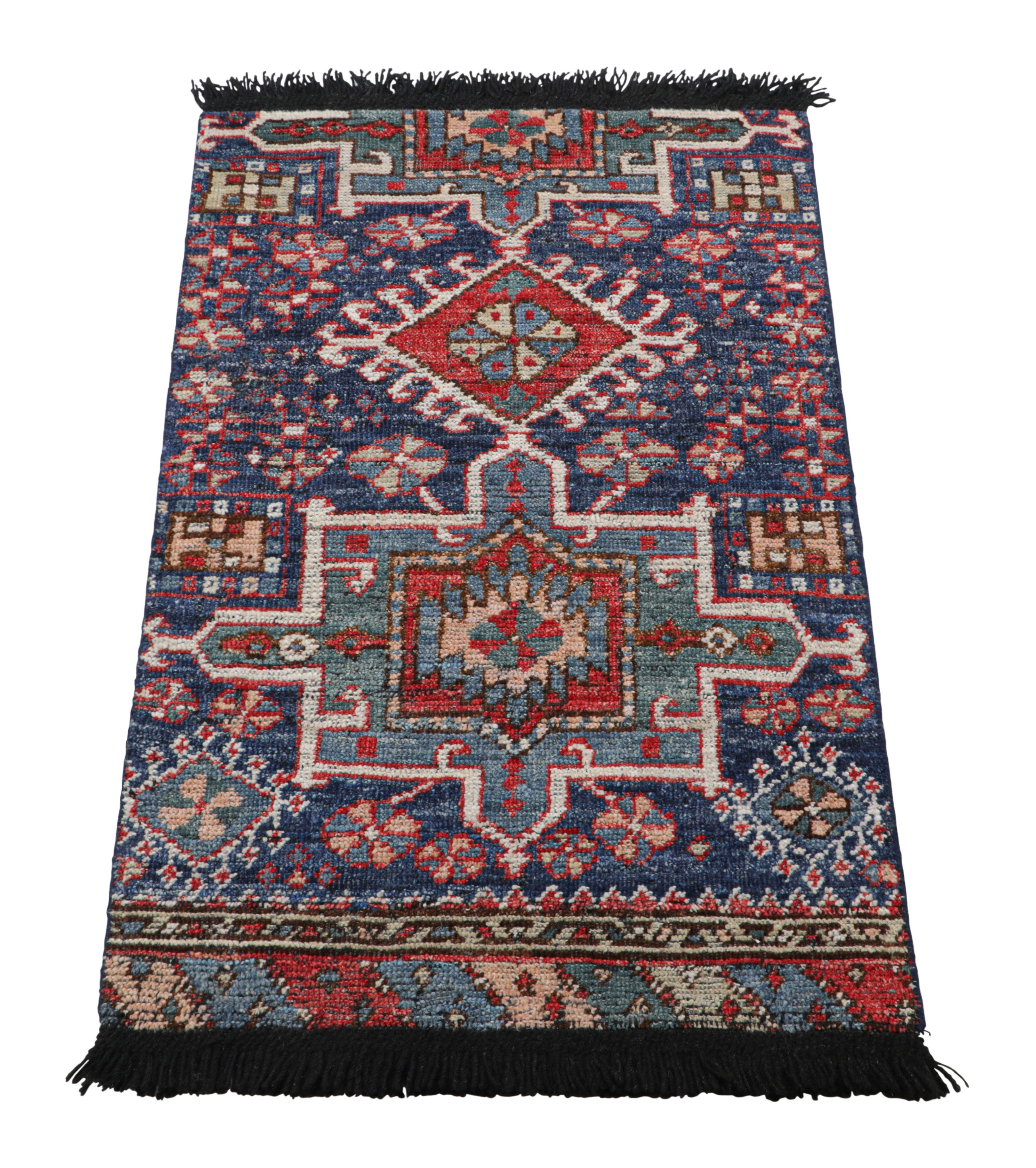 Realizzato in lana annodata a mano, questo tappeto 2x3 in formato regalo è un'entusiasmante novità della classica collezione Burano di Rug & Kilim ed è ispirato agli stili di tappeti tribali più iconici della storia.

Sul design: 

Si ispira in