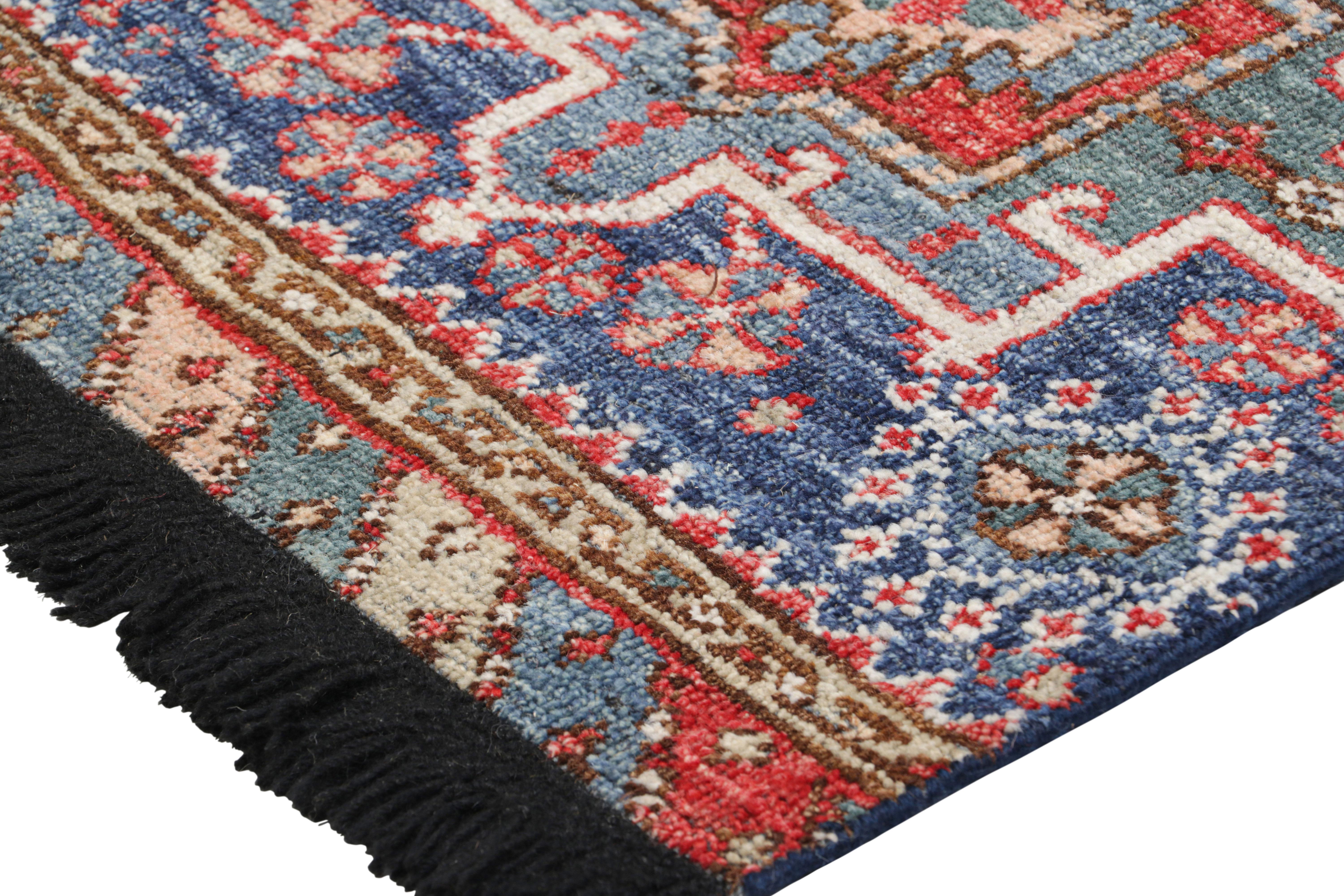 Alfombra tribal de Rug & Kilim en azul y rojo con motivos geométricos primitivistas Moderno en venta