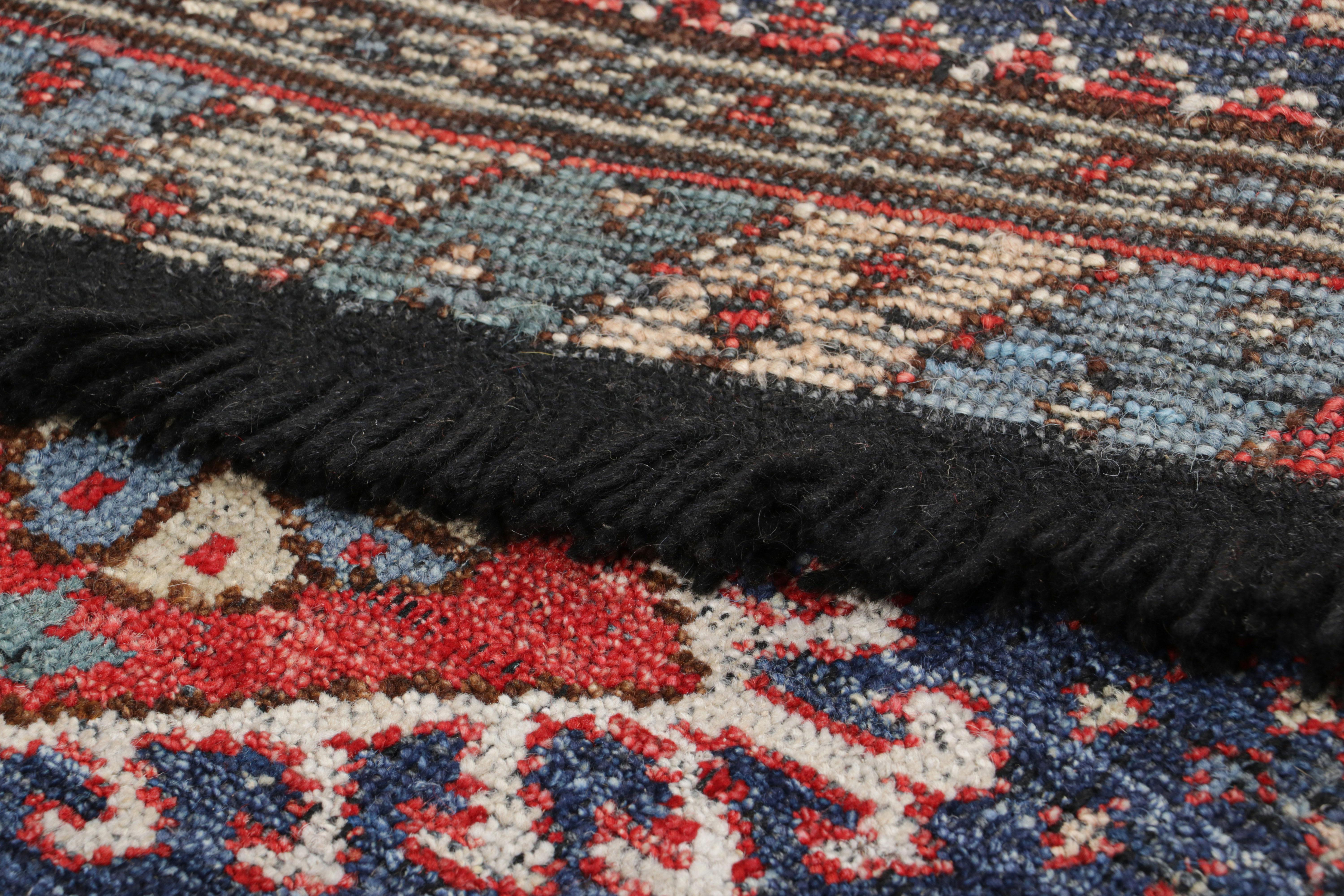Moderno Rug & Kilim: tappeto tribale in blu e rosso con motivi geometrici primitivisti in vendita