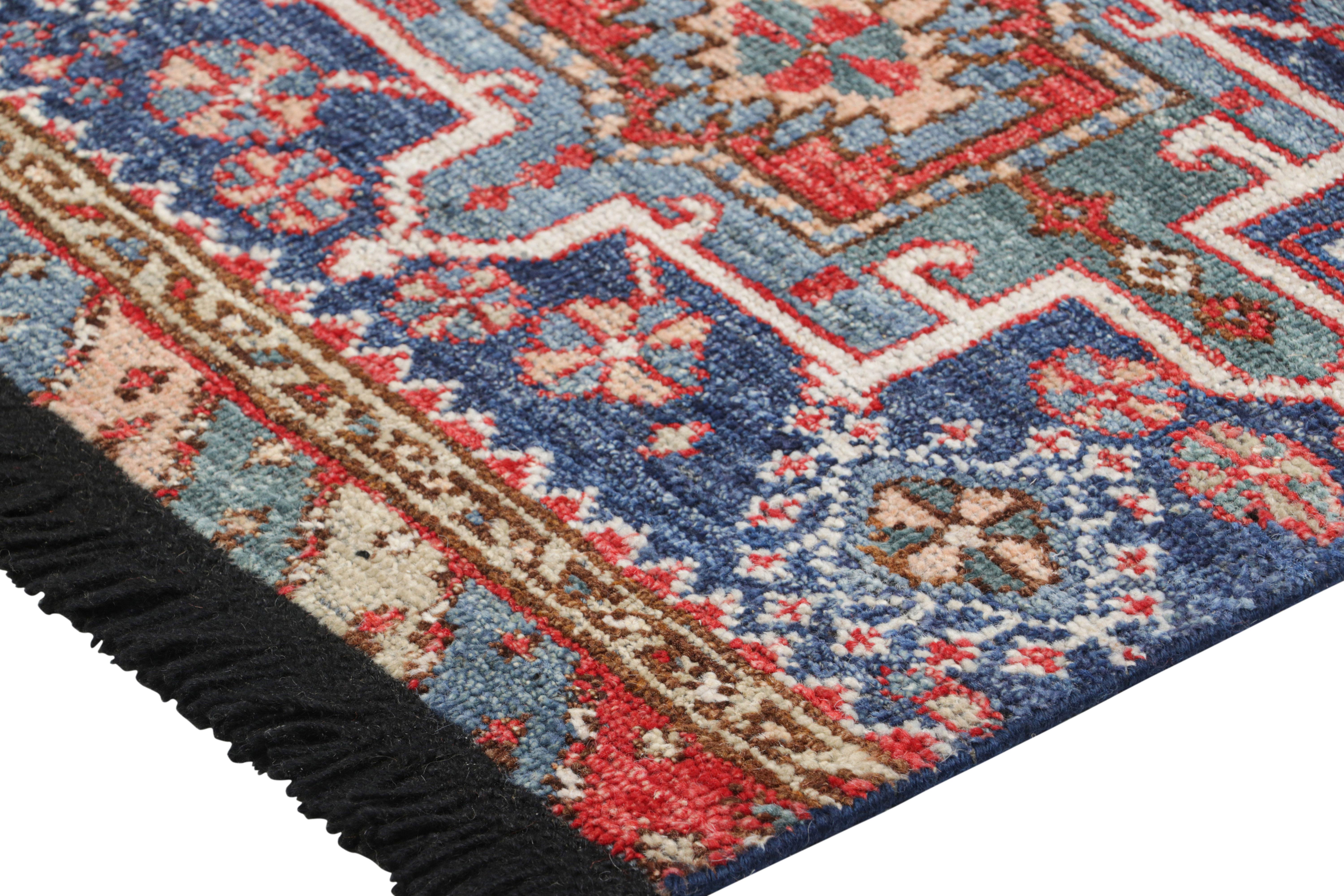 Moderno Rug & Kilim: tappeto tribale in blu e rosso con motivi geometrici primitivisti in vendita