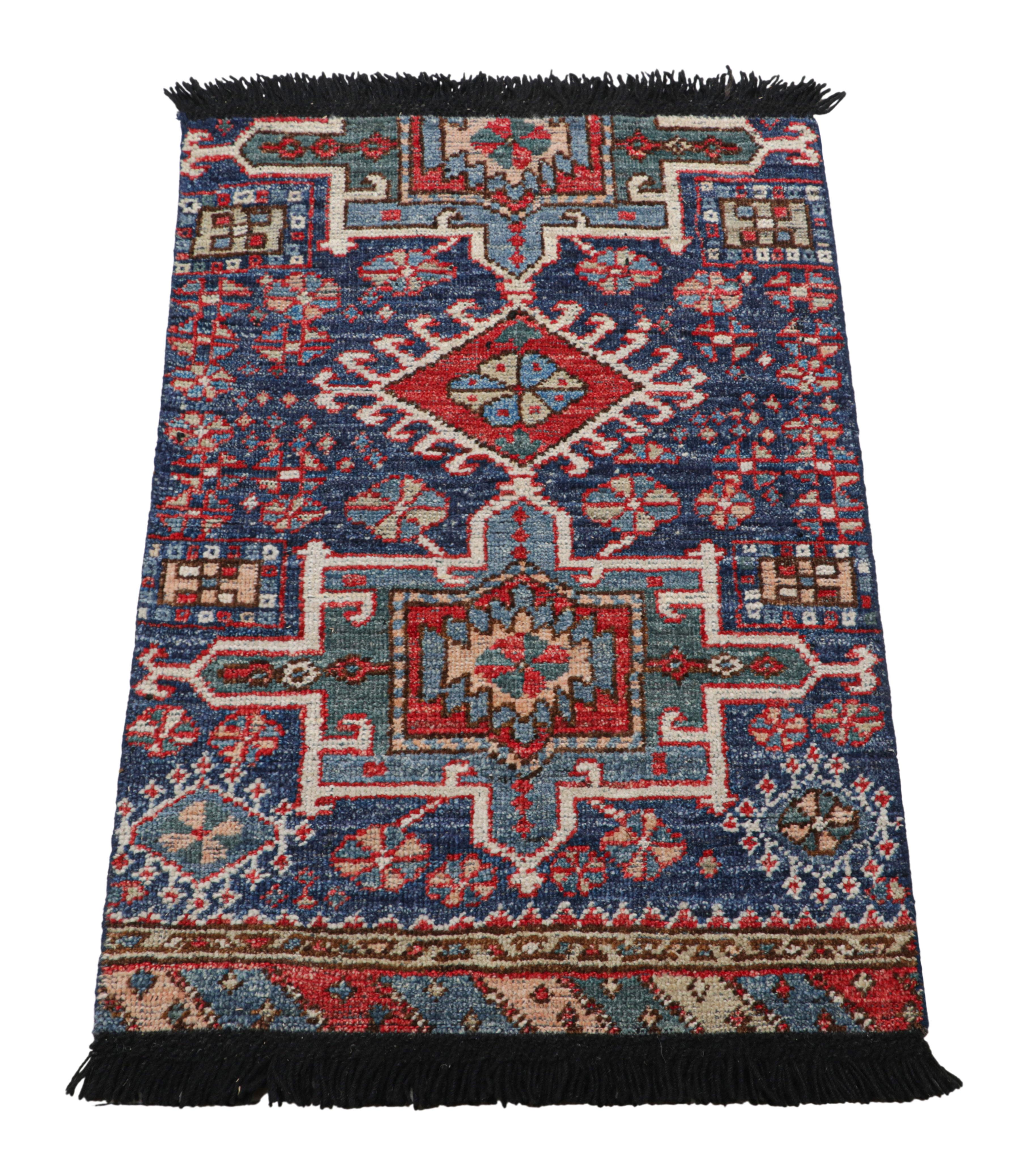 Alfombra tribal de Rug & Kilim en azul y rojo con motivos geométricos primitivistas Indio en venta