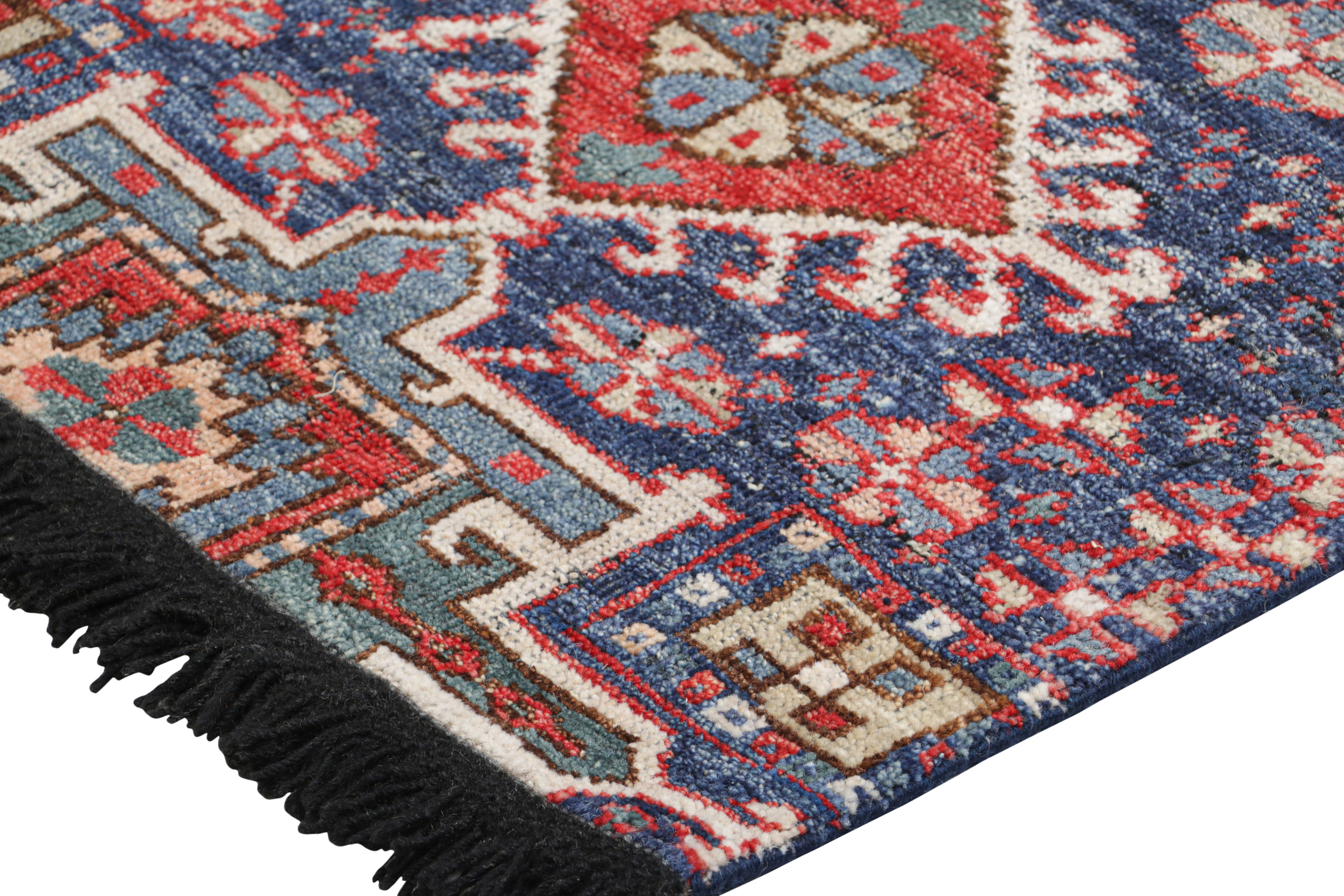 Indiano Rug & Kilim: tappeto tribale in blu e rosso con motivi geometrici primitivisti in vendita