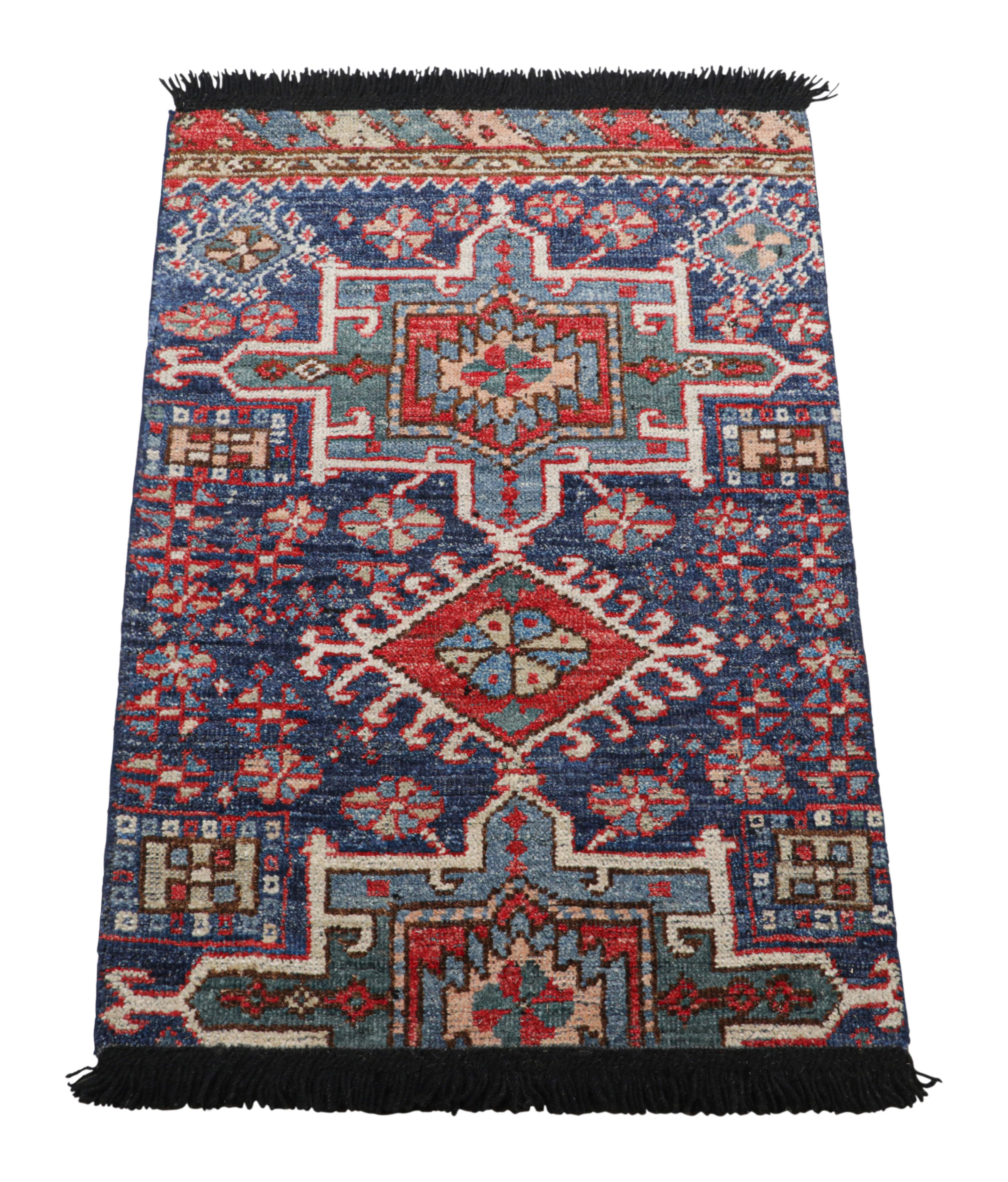 Indiano Rug & Kilim: tappeto tribale in blu e rosso con motivi geometrici primitivisti in vendita