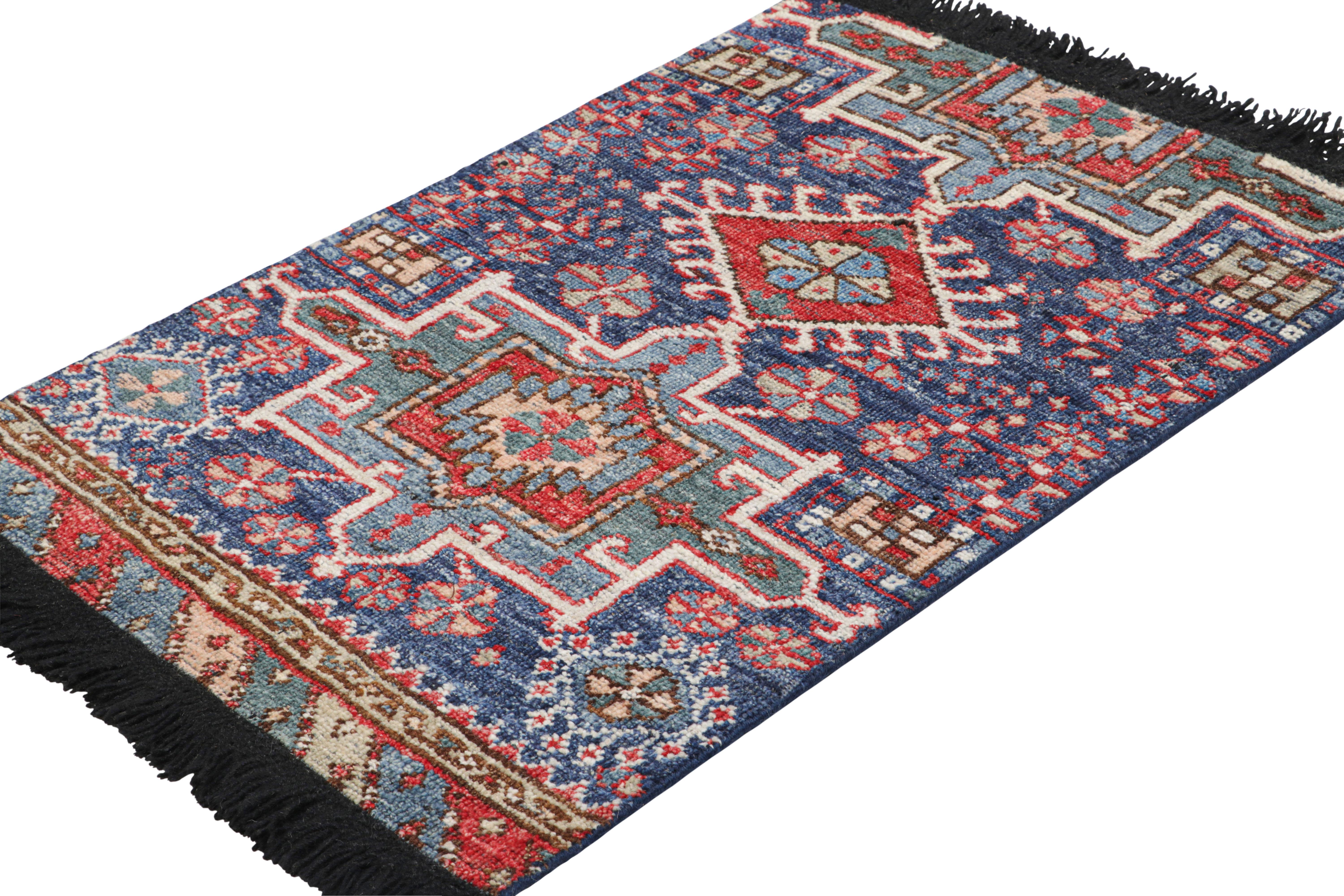 Alfombra tribal de Rug & Kilim en azul y rojo con motivos geométricos primitivistas Anudado a mano en venta