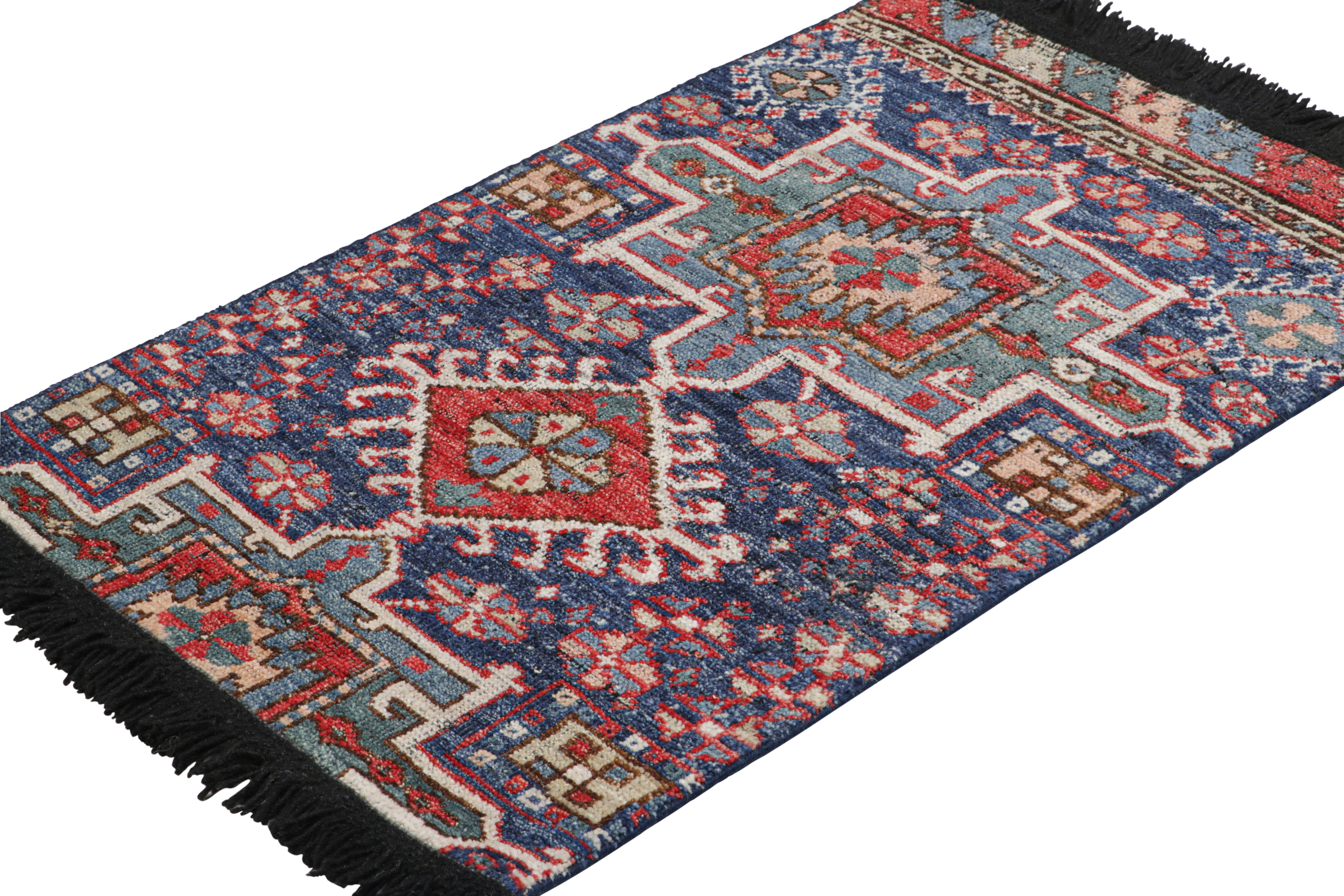 Annodato a mano Rug & Kilim: tappeto tribale in blu e rosso con motivi geometrici primitivisti in vendita