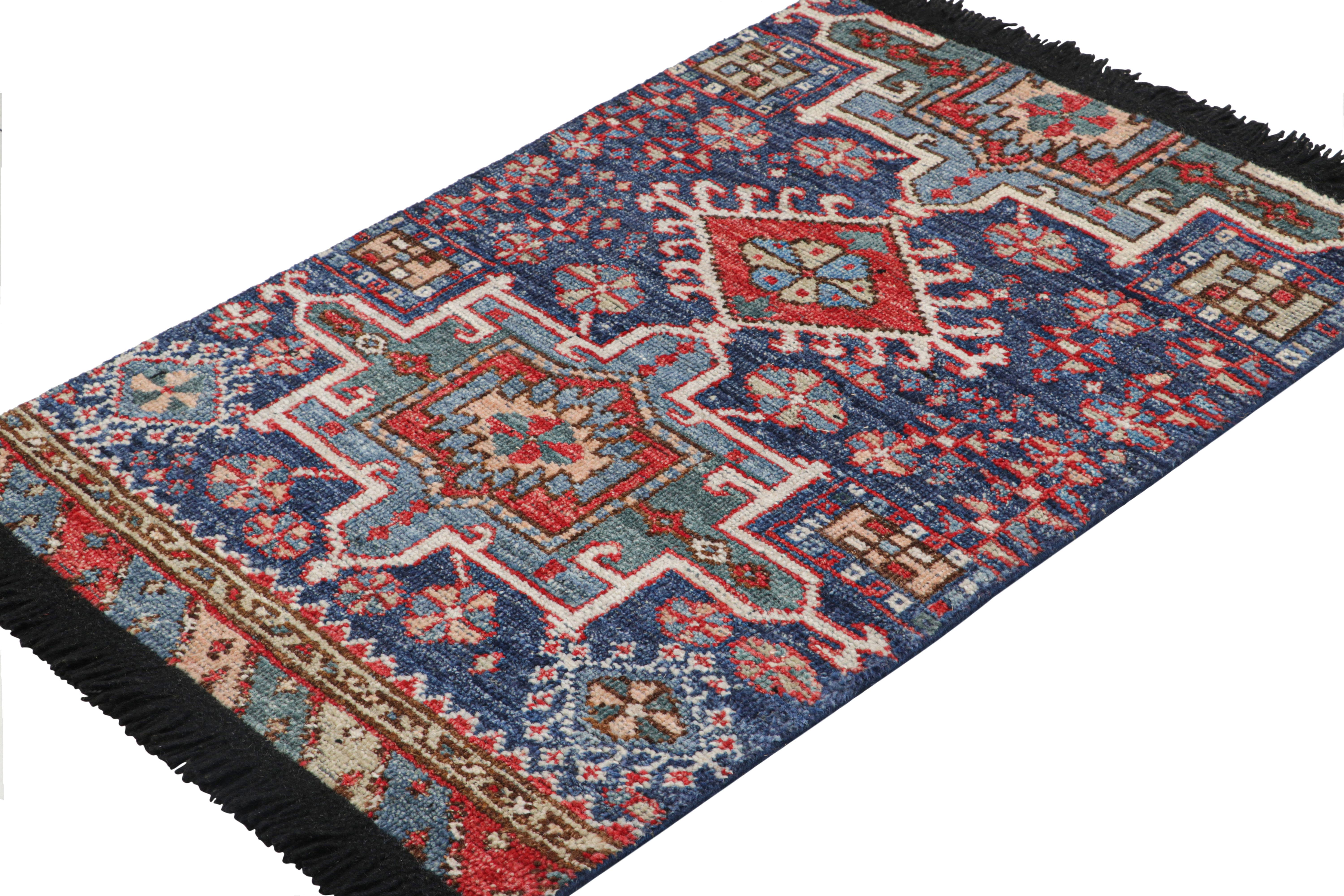 Annodato a mano Rug & Kilim: tappeto tribale in blu e rosso con motivi geometrici primitivisti in vendita