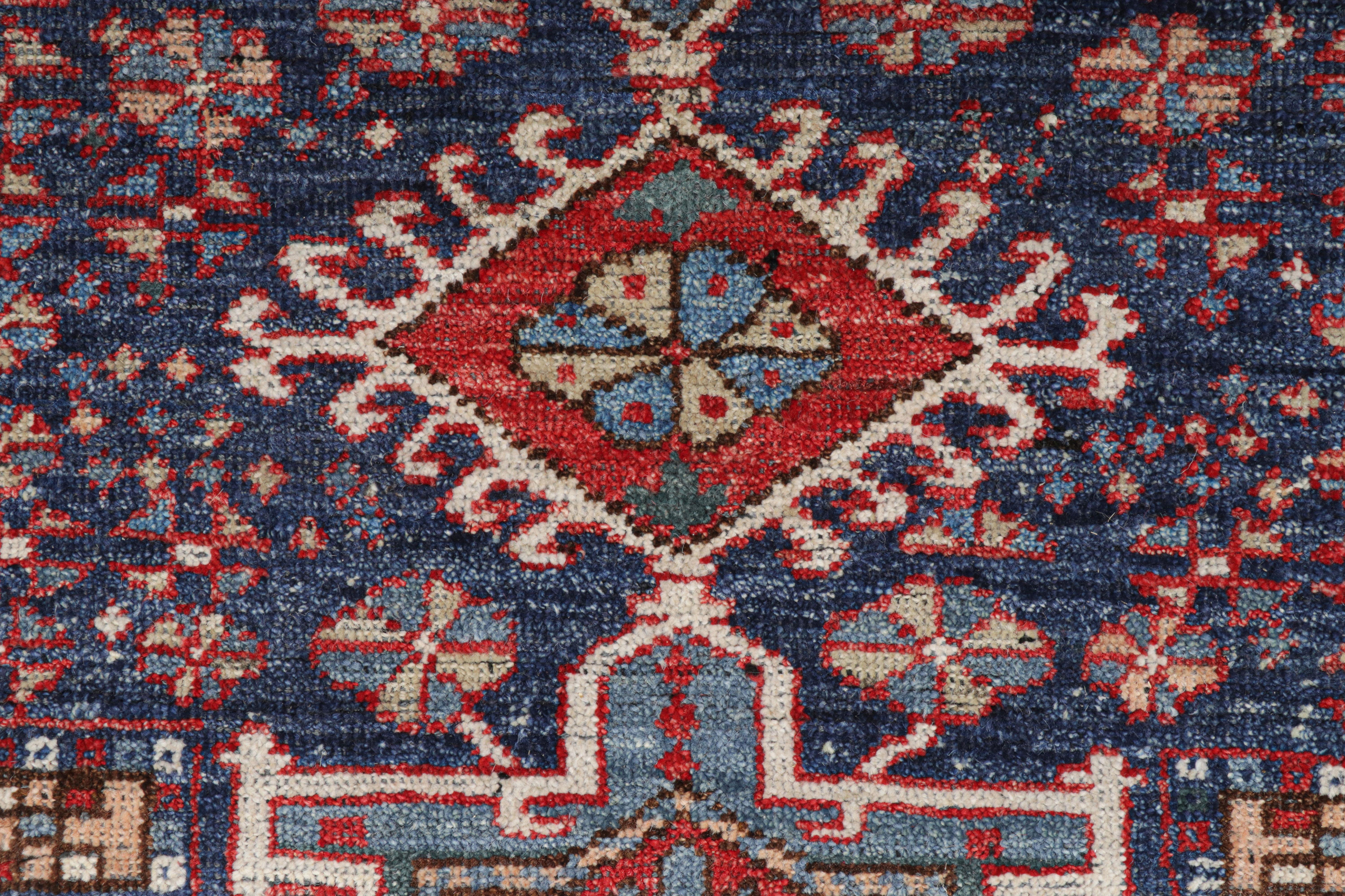 Rug & Kilim: tappeto tribale in blu e rosso con motivi geometrici primitivisti In condizioni Nuovo in vendita a Long Island City, NY