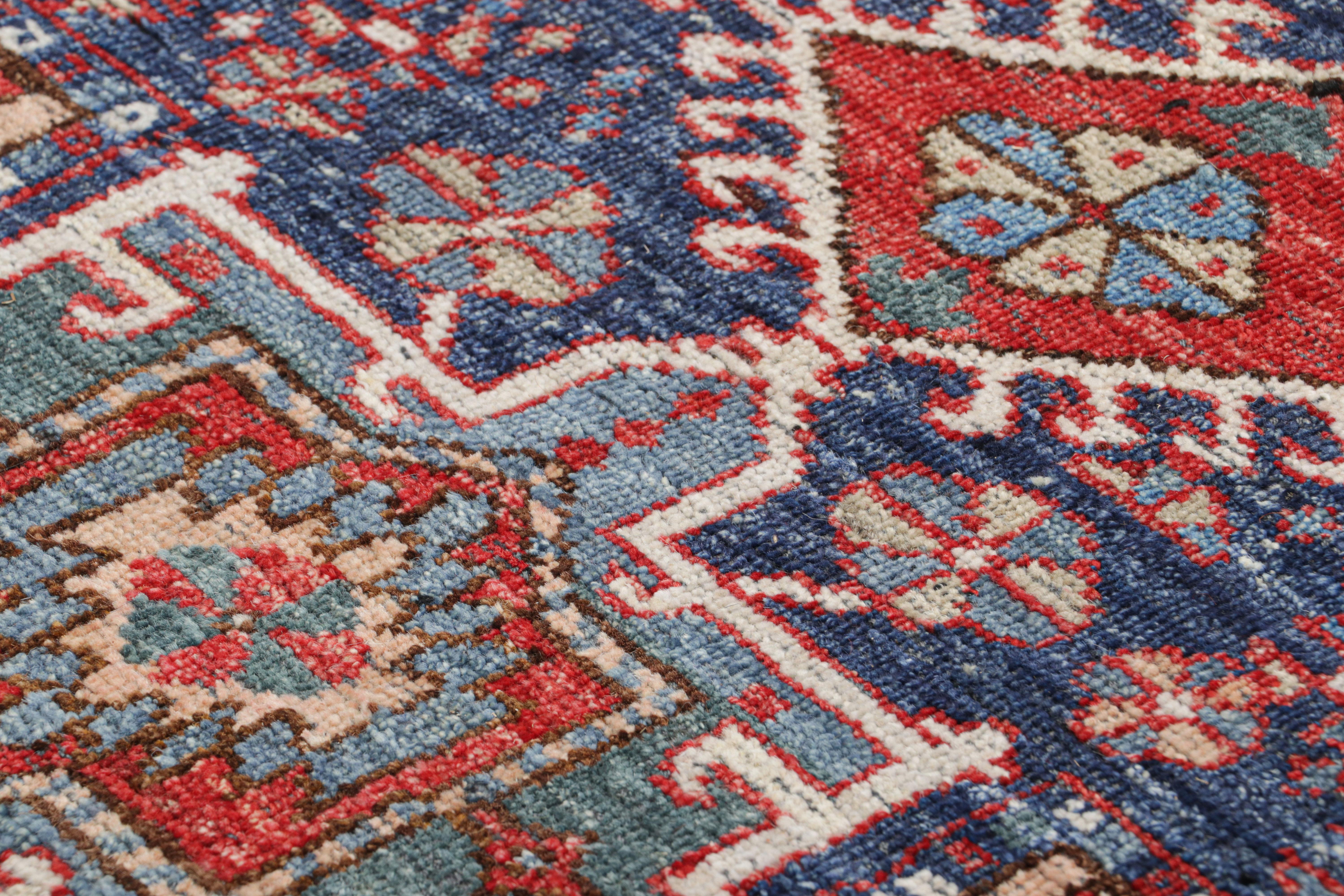 Alfombra tribal de Rug & Kilim en azul y rojo con motivos geométricos primitivistas Siglo XXI y contemporáneo en venta