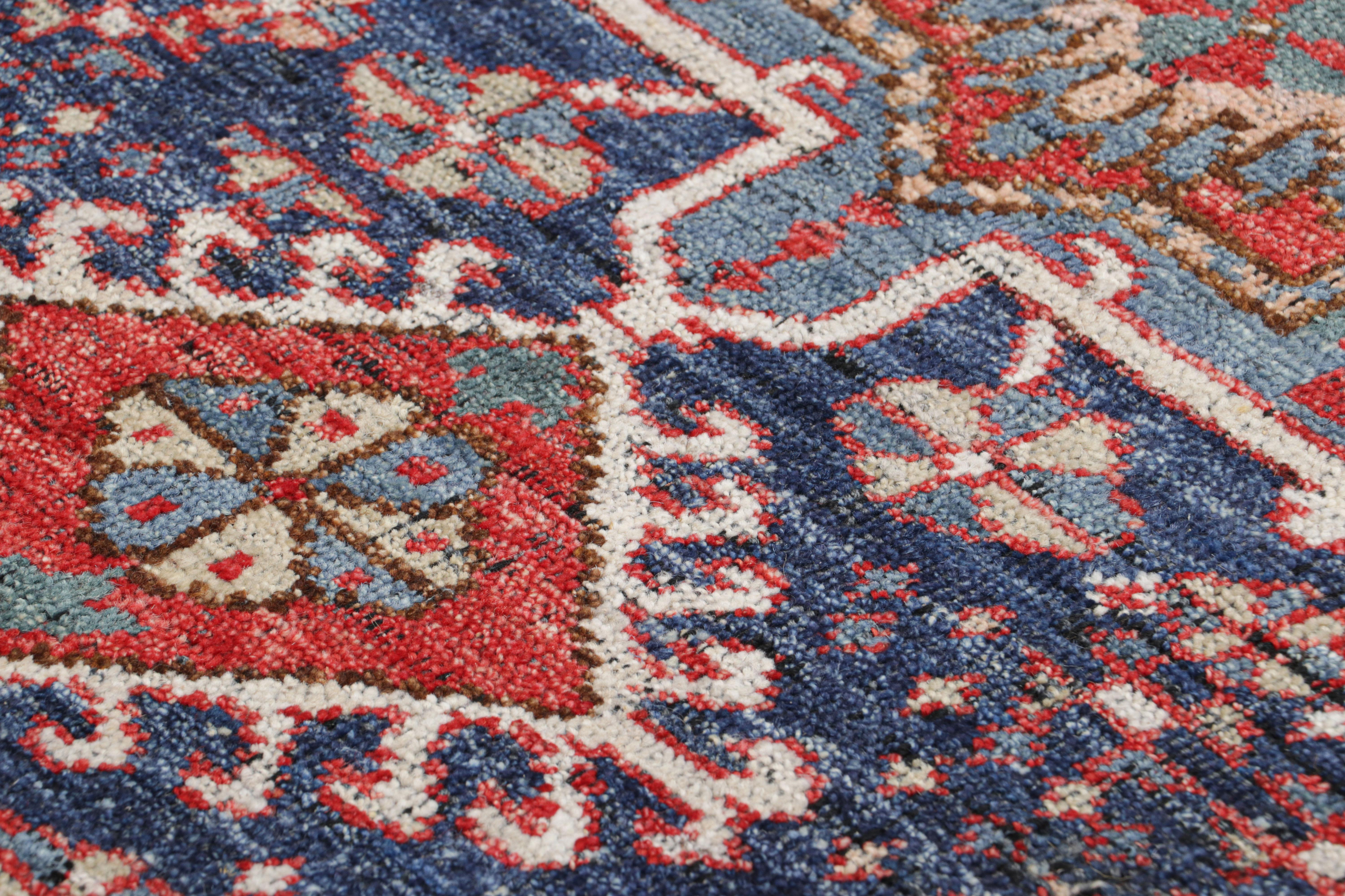 XXI secolo e contemporaneo Rug & Kilim: tappeto tribale in blu e rosso con motivi geometrici primitivisti in vendita