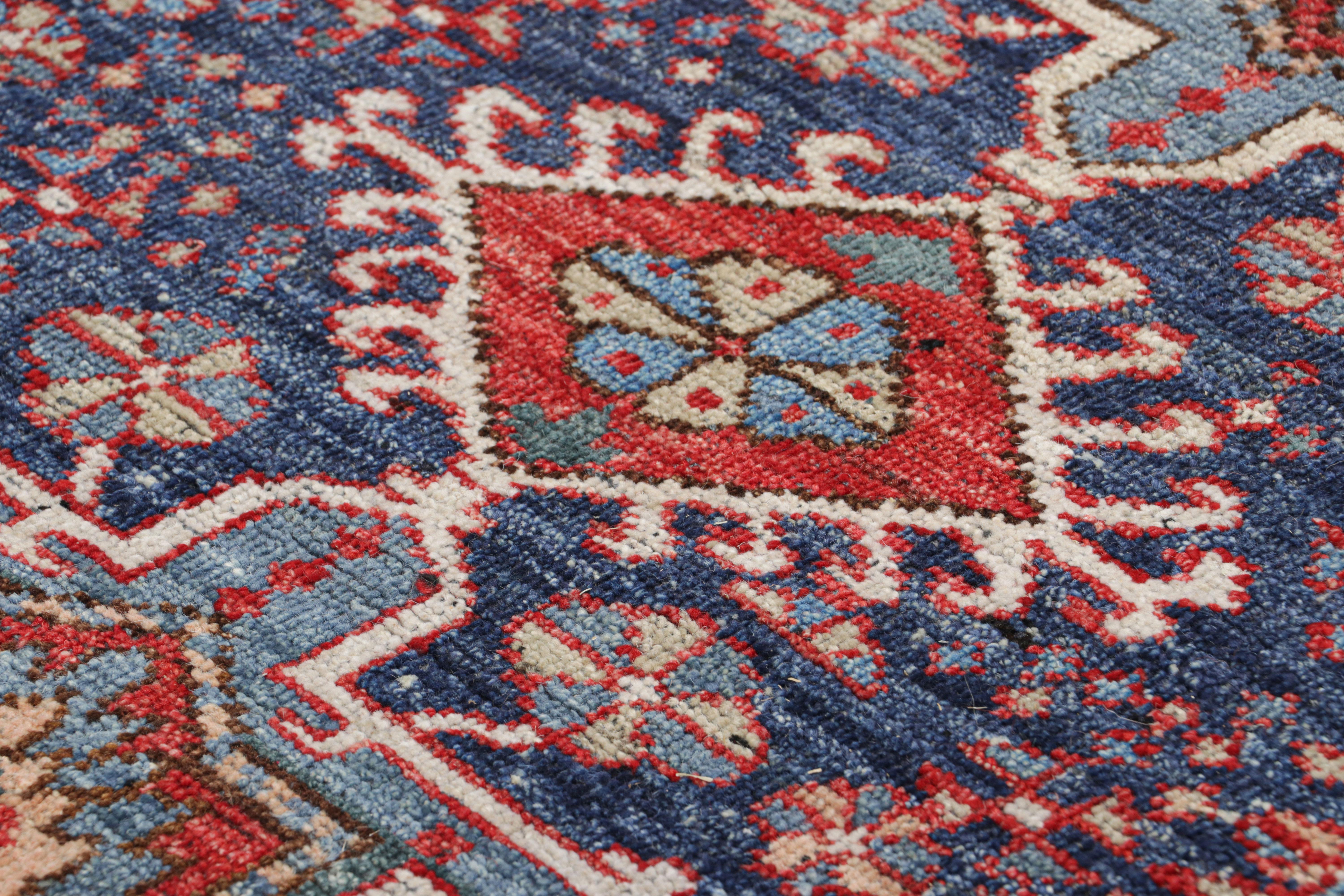 XXI secolo e contemporaneo Rug & Kilim: tappeto tribale in blu e rosso con motivi geometrici primitivisti in vendita