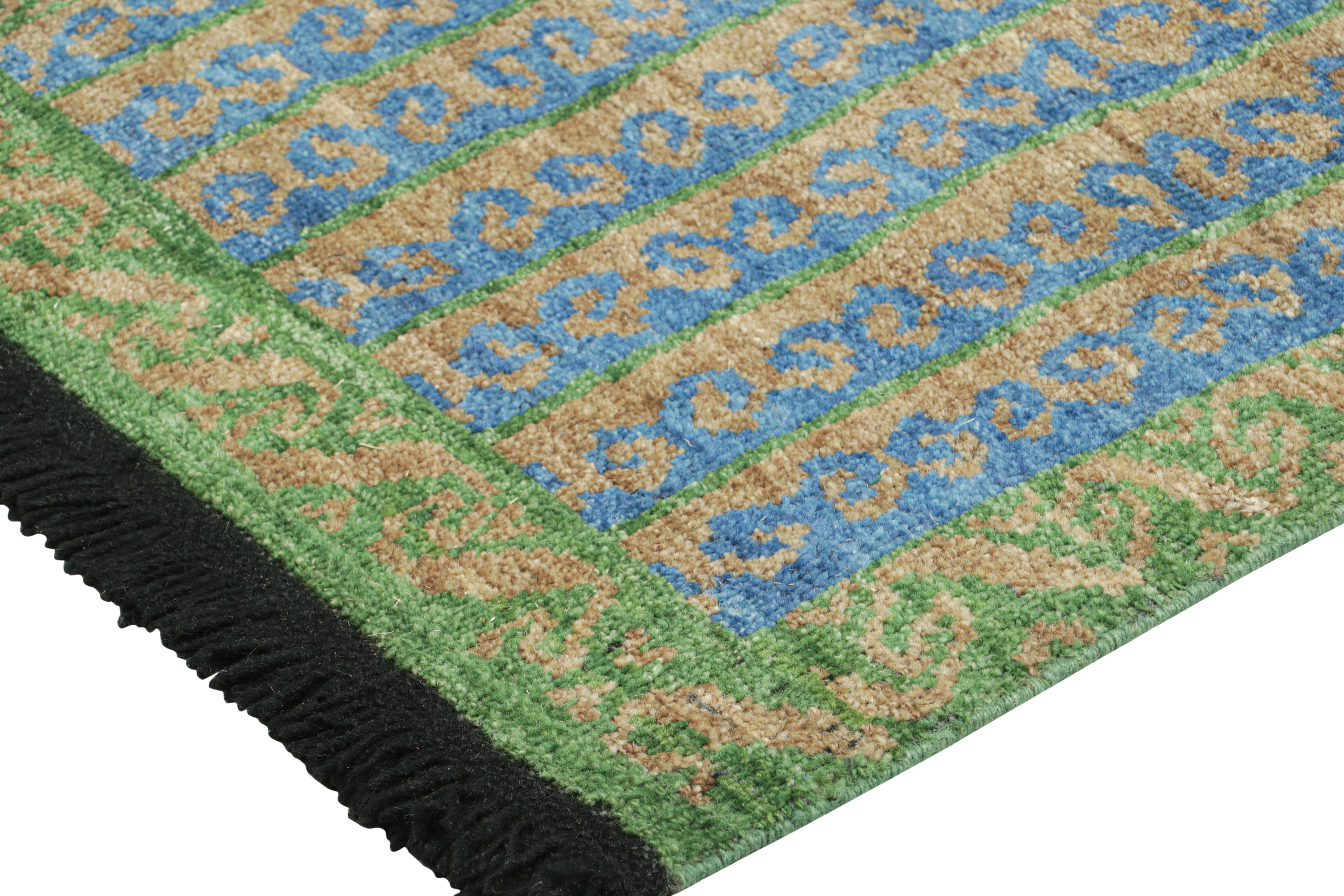Alfombra tribal de Rug & Kilim con motivos geométricos en azul, verde y beige Moderno en venta