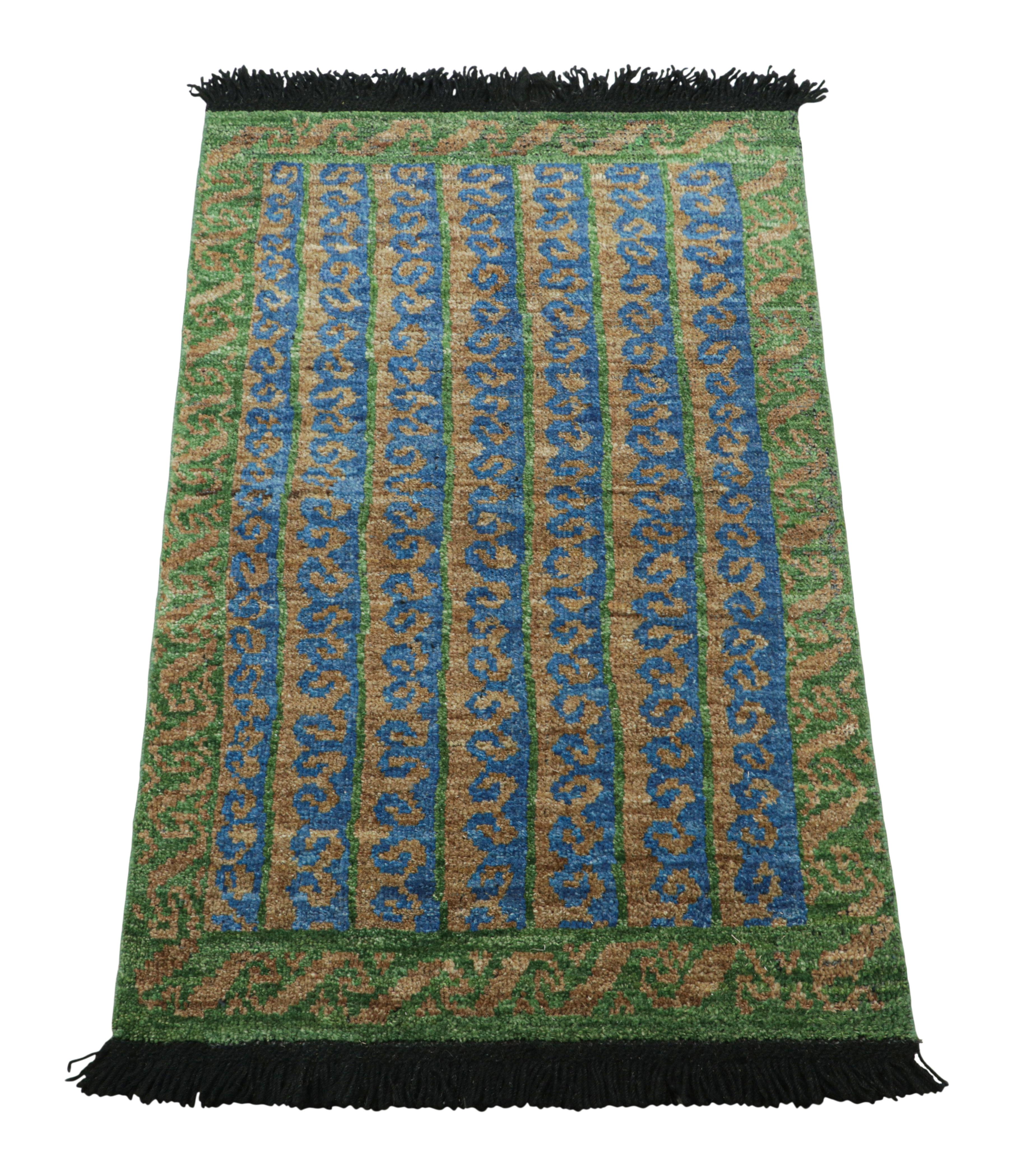 Alfombra tribal de Rug & Kilim con motivos geométricos en azul, verde y beige Indio en venta