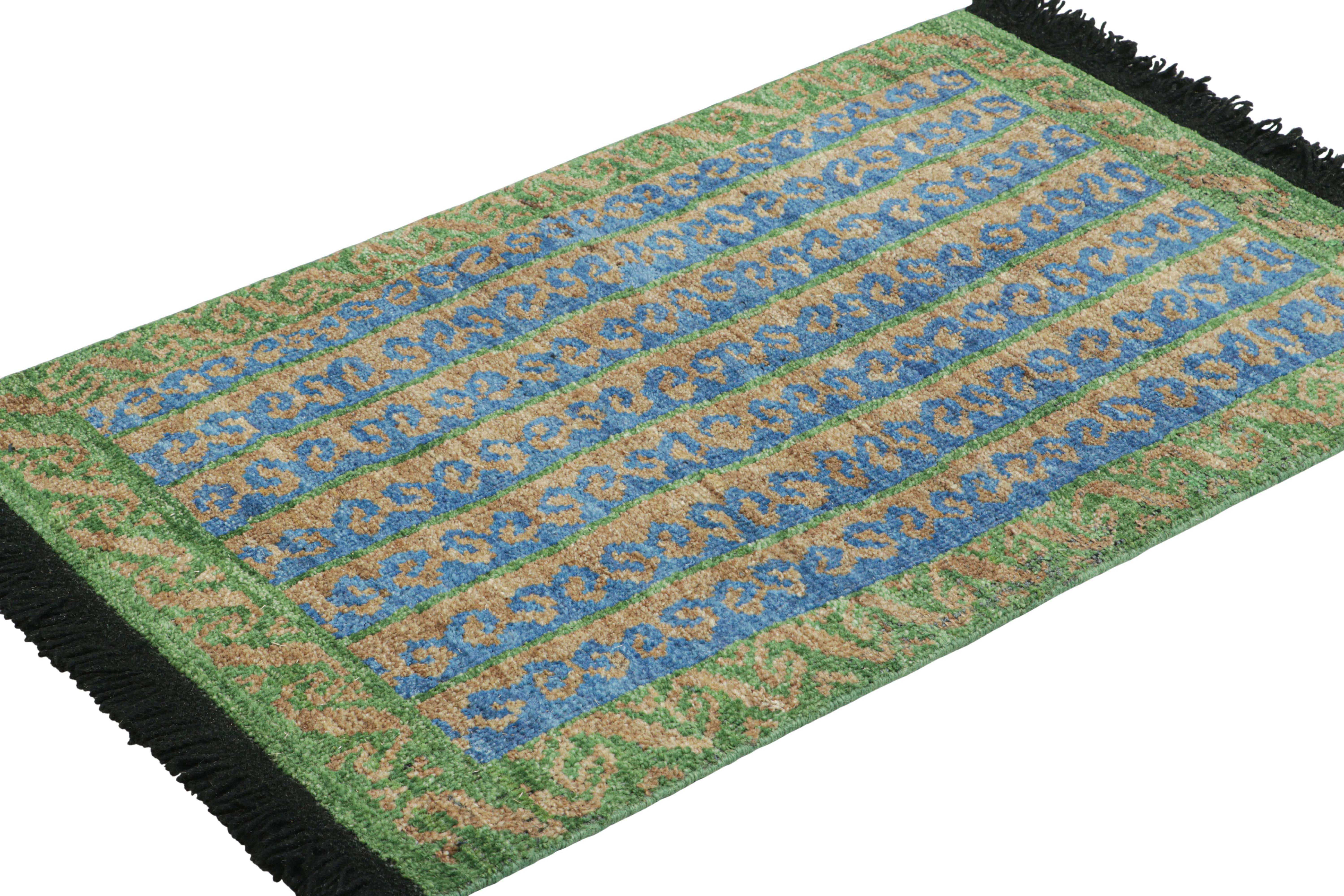 Alfombra tribal de Rug & Kilim con motivos geométricos en azul, verde y beige Anudado a mano en venta